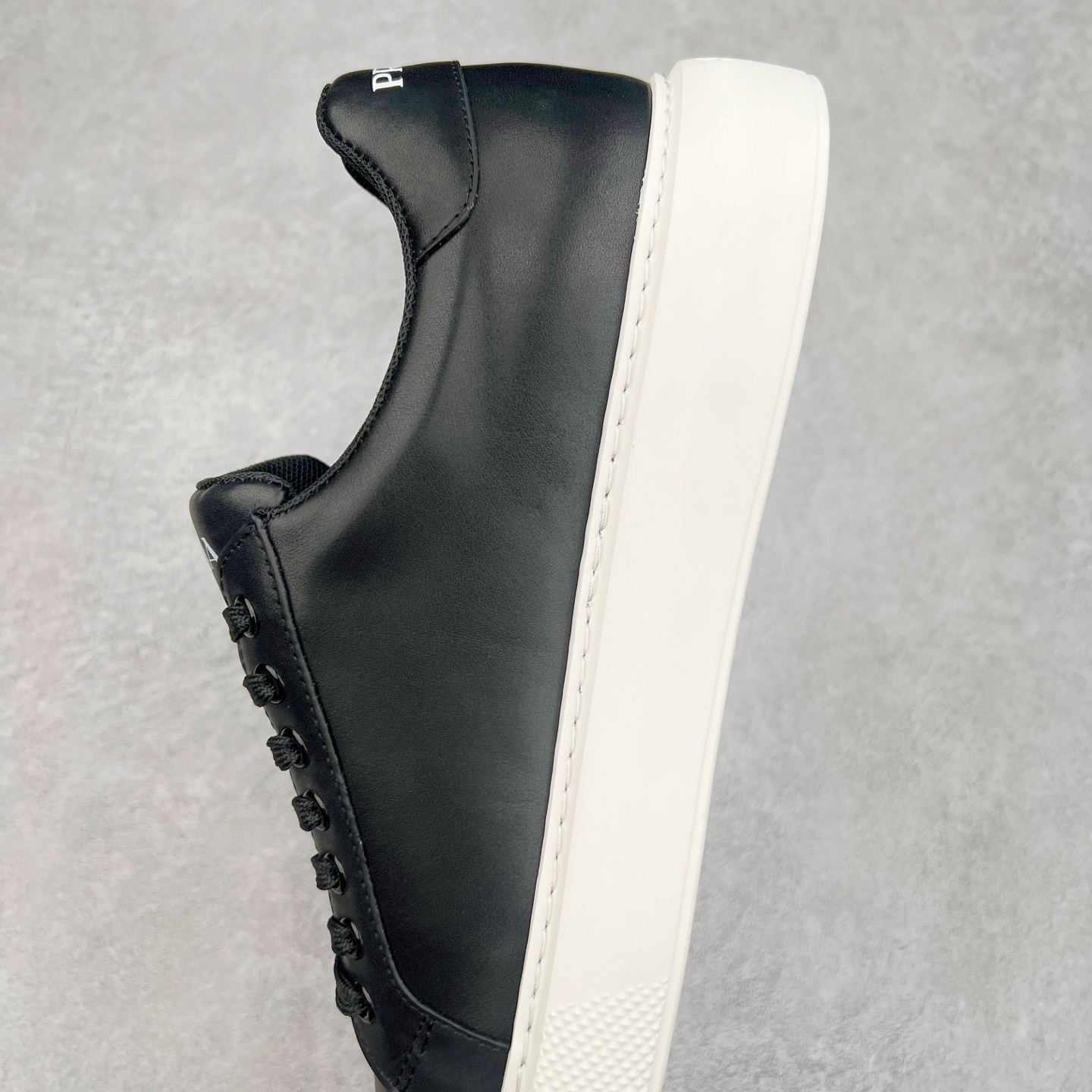 图片[7]-PRADA普拉达 厚底徽标系带运动休闲男鞋系列 #广东大厂品质 专柜同步 大气个性更潮更抢眼更追求档次，它将颠覆旧念，与您共度时尚潮人必备! 面料采用原版进口小牛皮 牛皮内里垫脚 橡胶发泡大底 轻便防滑耐磨 脚感舒适 款式耐看做工精细 配以简洁利落的鞋楦 彰显男人的果敢和硬朗 尺码：39-44（皮鞋码）-选品中心