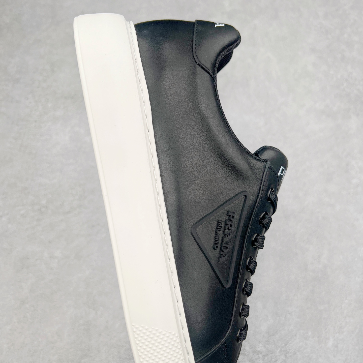 图片[6]-PRADA普拉达 厚底徽标系带运动休闲男鞋系列 #广东大厂品质 专柜同步 大气个性更潮更抢眼更追求档次，它将颠覆旧念，与您共度时尚潮人必备! 面料采用原版进口小牛皮 牛皮内里垫脚 橡胶发泡大底 轻便防滑耐磨 脚感舒适 款式耐看做工精细 配以简洁利落的鞋楦 彰显男人的果敢和硬朗 尺码：39-44（皮鞋码）-选品中心