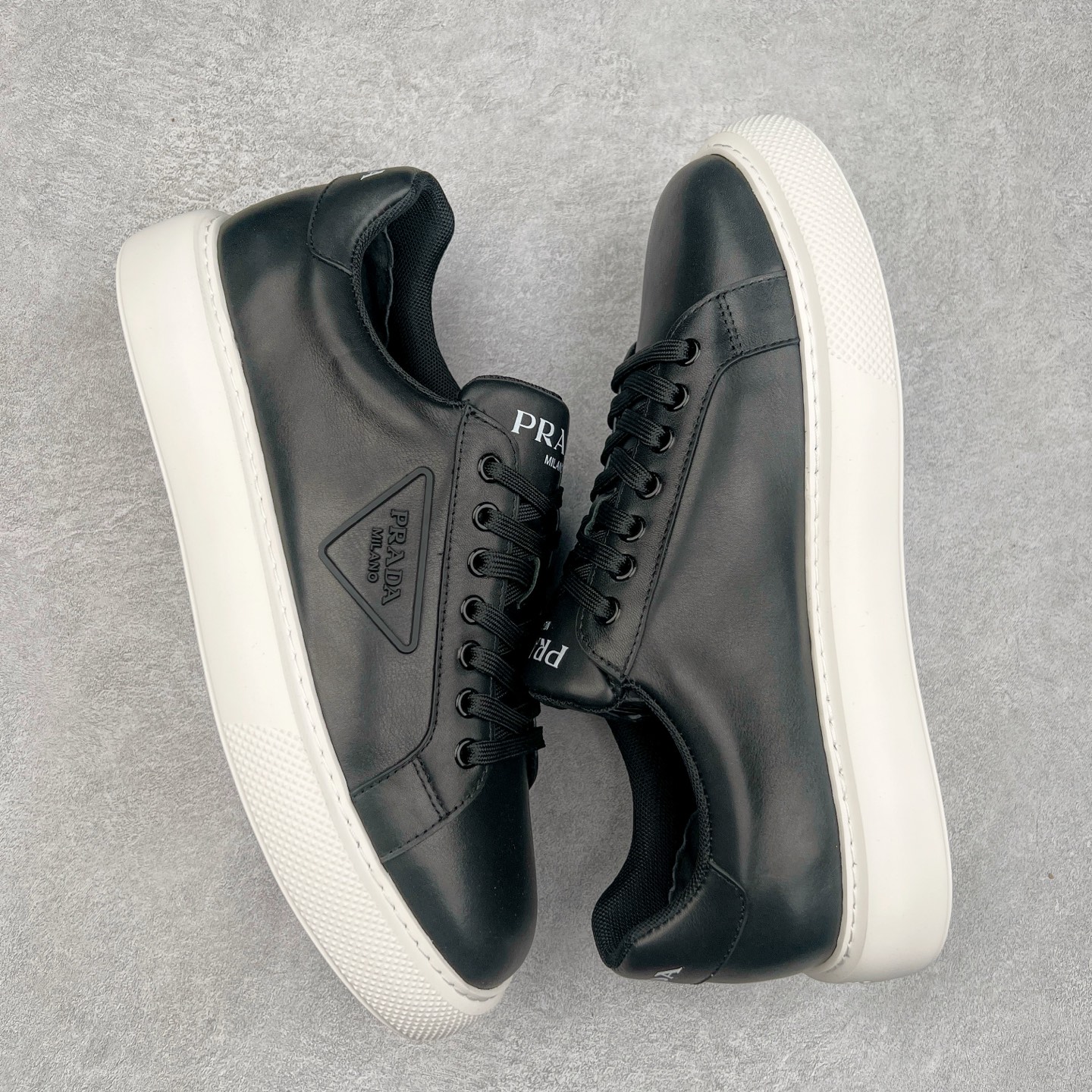 图片[3]-PRADA普拉达 厚底徽标系带运动休闲男鞋系列 #广东大厂品质 专柜同步 大气个性更潮更抢眼更追求档次，它将颠覆旧念，与您共度时尚潮人必备! 面料采用原版进口小牛皮 牛皮内里垫脚 橡胶发泡大底 轻便防滑耐磨 脚感舒适 款式耐看做工精细 配以简洁利落的鞋楦 彰显男人的果敢和硬朗 尺码：39-44（皮鞋码）-选品中心