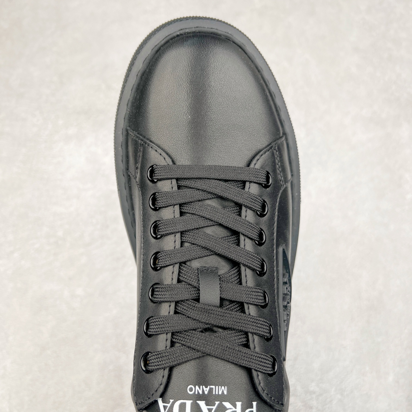 图片[4]-PRADA普拉达 厚底徽标系带运动休闲男鞋系列 #广东大厂品质 专柜同步 大气个性更潮更抢眼更追求档次，它将颠覆旧念，与您共度时尚潮人必备! 面料采用原版进口小牛皮 牛皮内里垫脚 橡胶发泡大底 轻便防滑耐磨 脚感舒适 款式耐看做工精细 配以简洁利落的鞋楦 彰显男人的果敢和硬朗 尺码：39-44（皮鞋码）-选品中心