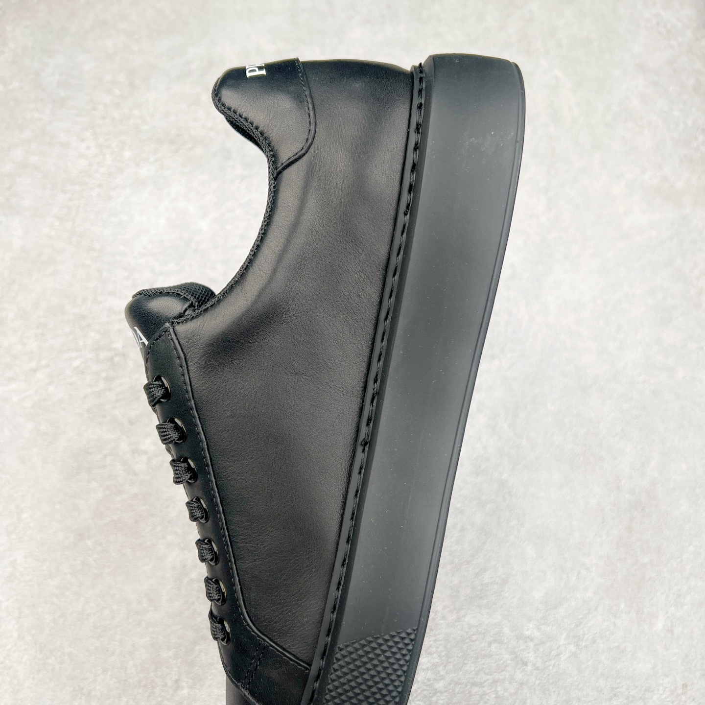 图片[7]-PRADA普拉达 厚底徽标系带运动休闲男鞋系列 #广东大厂品质 专柜同步 大气个性更潮更抢眼更追求档次，它将颠覆旧念，与您共度时尚潮人必备! 面料采用原版进口小牛皮 牛皮内里垫脚 橡胶发泡大底 轻便防滑耐磨 脚感舒适 款式耐看做工精细 配以简洁利落的鞋楦 彰显男人的果敢和硬朗 尺码：39-44（皮鞋码）-选品中心