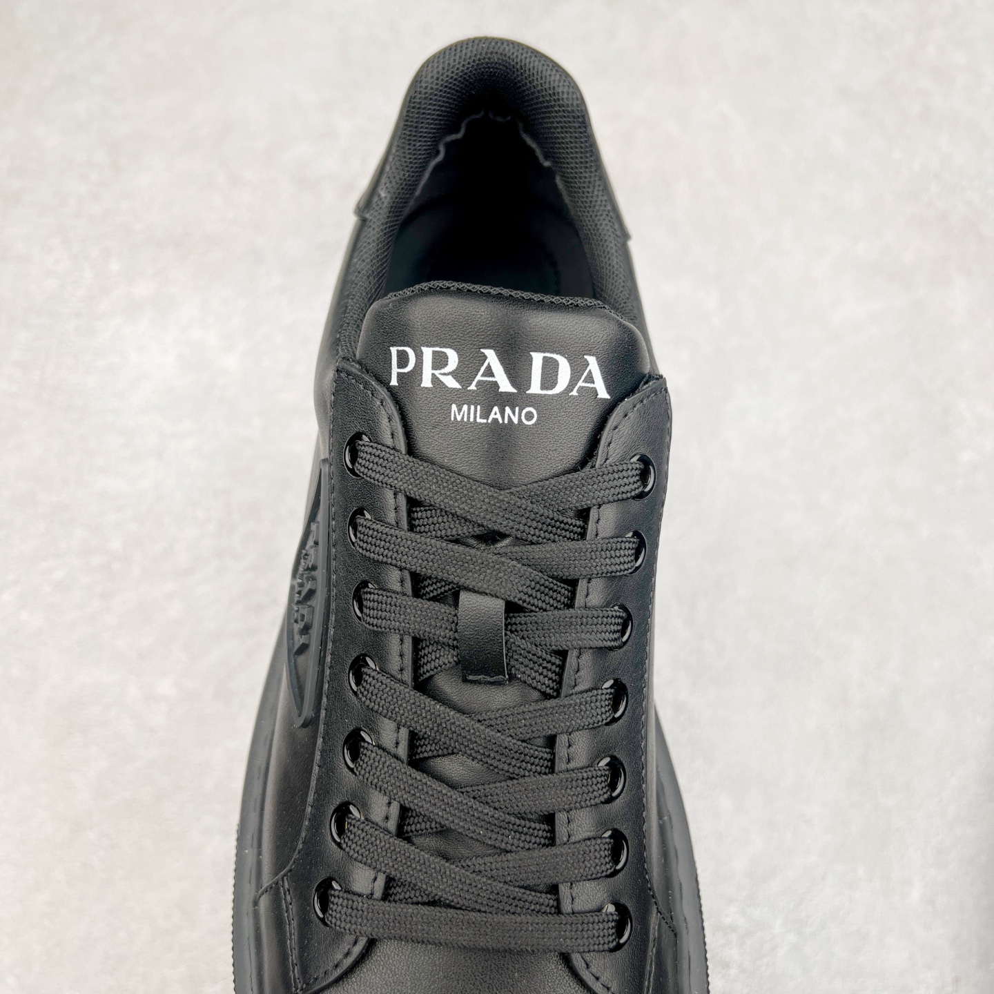 图片[5]-PRADA普拉达 厚底徽标系带运动休闲男鞋系列 #广东大厂品质 专柜同步 大气个性更潮更抢眼更追求档次，它将颠覆旧念，与您共度时尚潮人必备! 面料采用原版进口小牛皮 牛皮内里垫脚 橡胶发泡大底 轻便防滑耐磨 脚感舒适 款式耐看做工精细 配以简洁利落的鞋楦 彰显男人的果敢和硬朗 尺码：39-44（皮鞋码）-选品中心