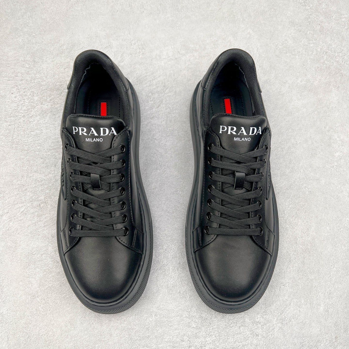 图片[2]-PRADA普拉达 厚底徽标系带运动休闲男鞋系列 #广东大厂品质 专柜同步 大气个性更潮更抢眼更追求档次，它将颠覆旧念，与您共度时尚潮人必备! 面料采用原版进口小牛皮 牛皮内里垫脚 橡胶发泡大底 轻便防滑耐磨 脚感舒适 款式耐看做工精细 配以简洁利落的鞋楦 彰显男人的果敢和硬朗 尺码：39-44（皮鞋码）-选品中心