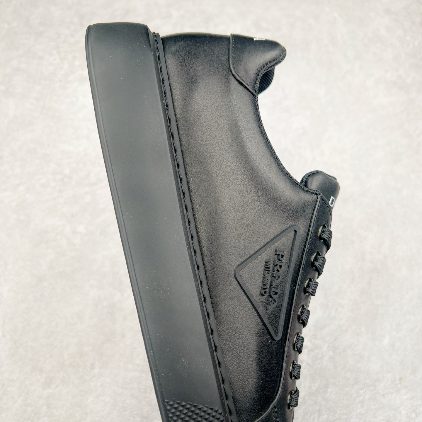 图片[6]-PRADA普拉达 厚底徽标系带运动休闲男鞋系列 #广东大厂品质 专柜同步 大气个性更潮更抢眼更追求档次，它将颠覆旧念，与您共度时尚潮人必备! 面料采用原版进口小牛皮 牛皮内里垫脚 橡胶发泡大底 轻便防滑耐磨 脚感舒适 款式耐看做工精细 配以简洁利落的鞋楦 彰显男人的果敢和硬朗 尺码：39-44（皮鞋码）-选品中心