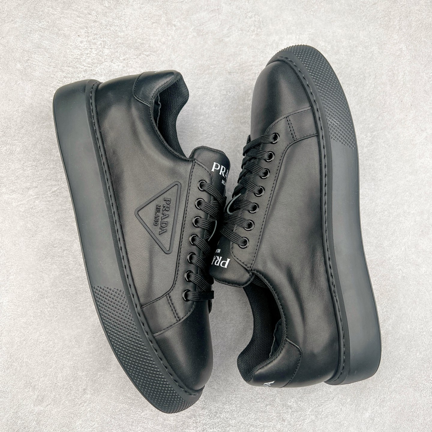 图片[3]-PRADA普拉达 厚底徽标系带运动休闲男鞋系列 #广东大厂品质 专柜同步 大气个性更潮更抢眼更追求档次，它将颠覆旧念，与您共度时尚潮人必备! 面料采用原版进口小牛皮 牛皮内里垫脚 橡胶发泡大底 轻便防滑耐磨 脚感舒适 款式耐看做工精细 配以简洁利落的鞋楦 彰显男人的果敢和硬朗 尺码：39-44（皮鞋码）-选品中心