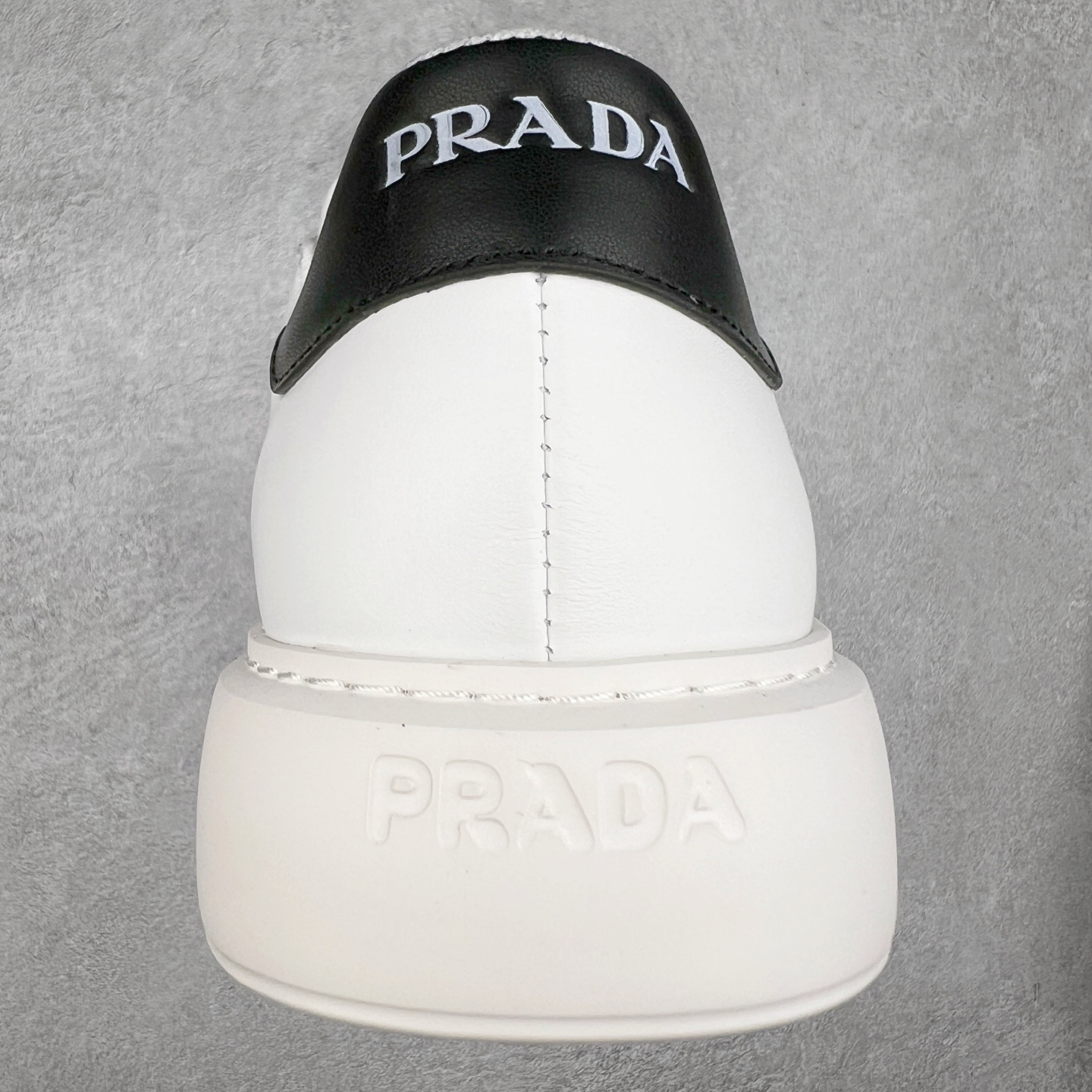 图片[8]-PRADA普拉达 厚底徽标系带运动休闲男鞋系列 #广东大厂品质 专柜同步 大气个性更潮更抢眼更追求档次，它将颠覆旧念，与您共度时尚潮人必备! 面料采用原版进口小牛皮 牛皮内里垫脚 橡胶发泡大底 轻便防滑耐磨 脚感舒适 款式耐看做工精细 配以简洁利落的鞋楦 彰显男人的果敢和硬朗 尺码：39-44（皮鞋码）-选品中心