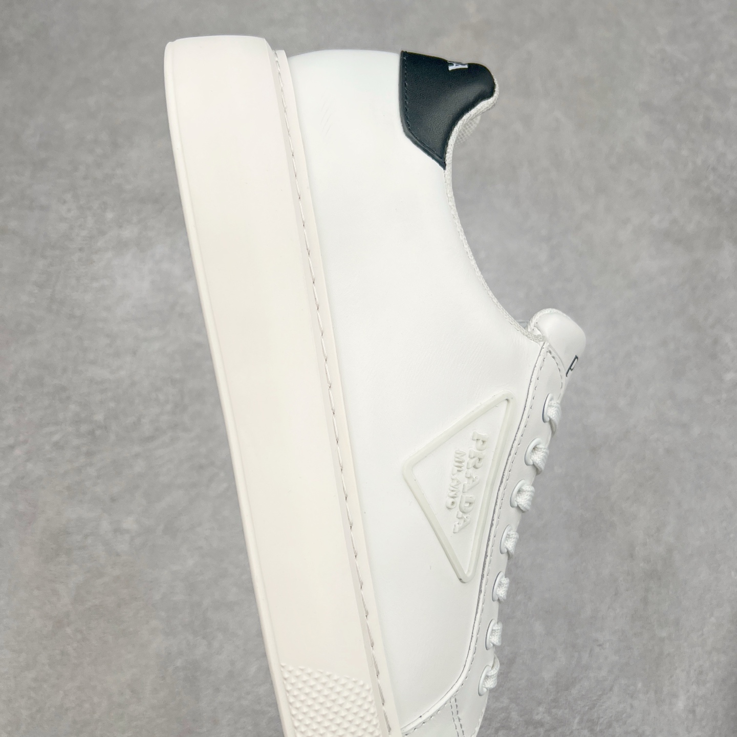 图片[6]-PRADA普拉达 厚底徽标系带运动休闲男鞋系列 #广东大厂品质 专柜同步 大气个性更潮更抢眼更追求档次，它将颠覆旧念，与您共度时尚潮人必备! 面料采用原版进口小牛皮 牛皮内里垫脚 橡胶发泡大底 轻便防滑耐磨 脚感舒适 款式耐看做工精细 配以简洁利落的鞋楦 彰显男人的果敢和硬朗 尺码：39-44（皮鞋码）-选品中心