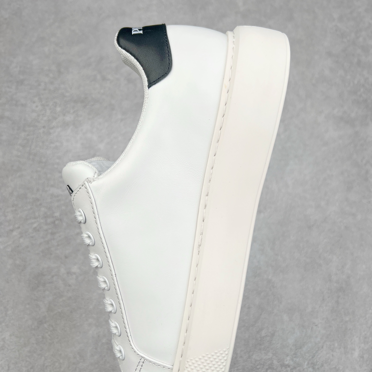 图片[7]-PRADA普拉达 厚底徽标系带运动休闲男鞋系列 #广东大厂品质 专柜同步 大气个性更潮更抢眼更追求档次，它将颠覆旧念，与您共度时尚潮人必备! 面料采用原版进口小牛皮 牛皮内里垫脚 橡胶发泡大底 轻便防滑耐磨 脚感舒适 款式耐看做工精细 配以简洁利落的鞋楦 彰显男人的果敢和硬朗 尺码：39-44（皮鞋码）-选品中心