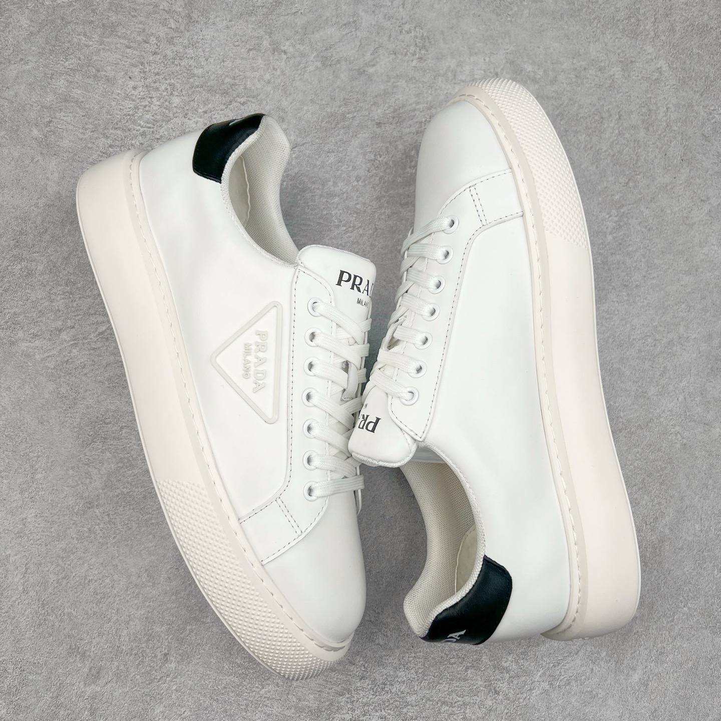 图片[3]-PRADA普拉达 厚底徽标系带运动休闲男鞋系列 #广东大厂品质 专柜同步 大气个性更潮更抢眼更追求档次，它将颠覆旧念，与您共度时尚潮人必备! 面料采用原版进口小牛皮 牛皮内里垫脚 橡胶发泡大底 轻便防滑耐磨 脚感舒适 款式耐看做工精细 配以简洁利落的鞋楦 彰显男人的果敢和硬朗 尺码：39-44（皮鞋码）-选品中心