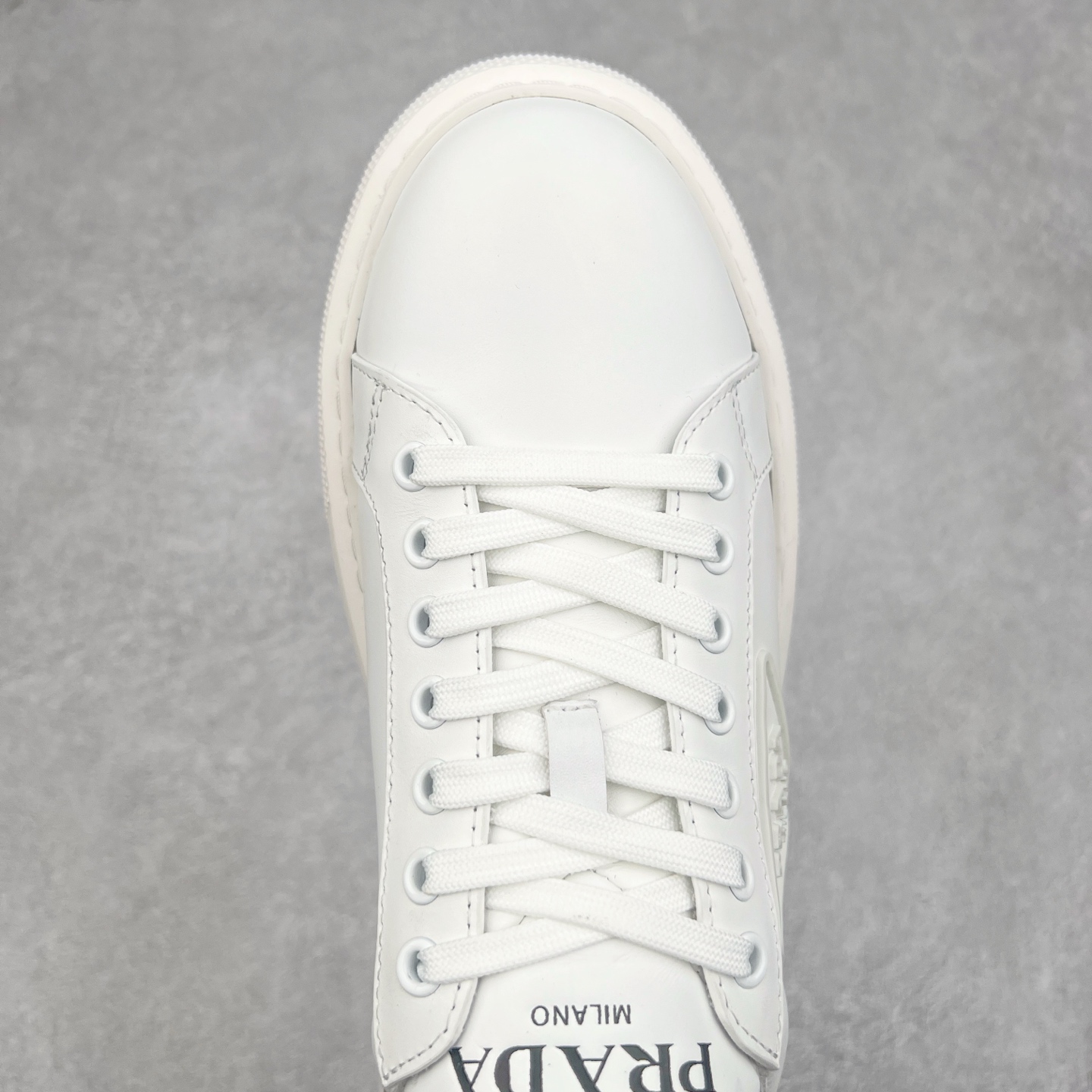 图片[4]-PRADA普拉达 厚底徽标系带运动休闲男鞋系列 #广东大厂品质 专柜同步 大气个性更潮更抢眼更追求档次，它将颠覆旧念，与您共度时尚潮人必备! 面料采用原版进口小牛皮 牛皮内里垫脚 橡胶发泡大底 轻便防滑耐磨 脚感舒适 款式耐看做工精细 配以简洁利落的鞋楦 彰显男人的果敢和硬朗 尺码：39-44（皮鞋码）-选品中心