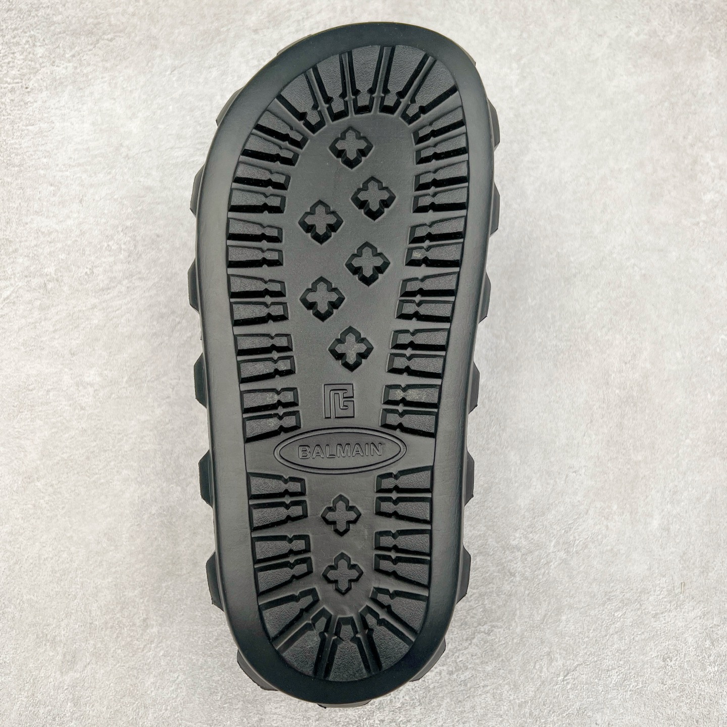 图片[9]-BALMAIN Ari-rubber 巴尔曼徽标露趾橡胶底一字拖鞋 橡胶徽标露趾时尚拖鞋，白色橡胶鞋面，圆形鞋头。套穿式设计，简洁配色休闲时尚。巴尔曼（Balmain）是由法国时装设计师皮埃尔•巴尔曼（PierreBalmain）先生创建的品牌。代表着对典雅独到的理解，意味着皇室和影视明星的委托人，客户包括电影明星和皇室贵族。巴尔曼的设计中以质优见长，糅合了女性的娇柔与高雅。此外，巴尔曼（Balmain）品牌在全世界约有220个许可销售商。已成为举世公认的时尚标志。尺码：36/45-选品中心