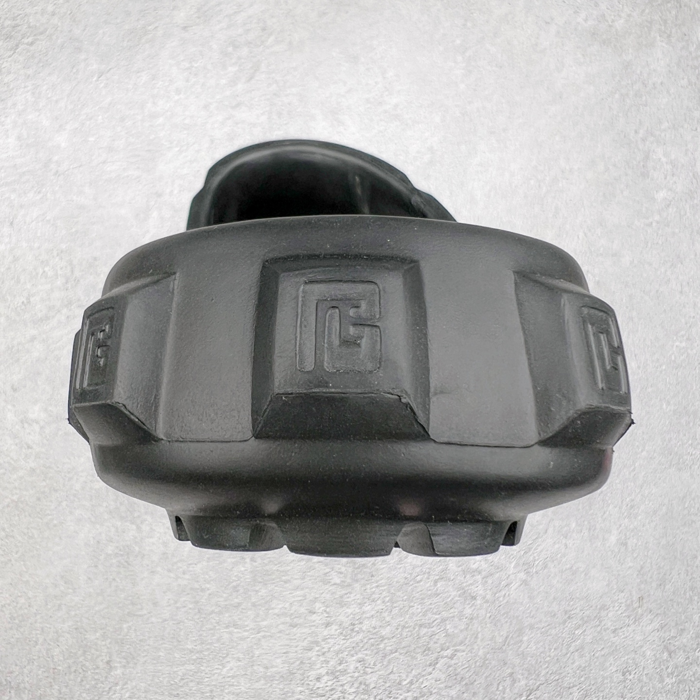 图片[8]-BALMAIN Ari-rubber 巴尔曼徽标露趾橡胶底一字拖鞋 橡胶徽标露趾时尚拖鞋，白色橡胶鞋面，圆形鞋头。套穿式设计，简洁配色休闲时尚。巴尔曼（Balmain）是由法国时装设计师皮埃尔•巴尔曼（PierreBalmain）先生创建的品牌。代表着对典雅独到的理解，意味着皇室和影视明星的委托人，客户包括电影明星和皇室贵族。巴尔曼的设计中以质优见长，糅合了女性的娇柔与高雅。此外，巴尔曼（Balmain）品牌在全世界约有220个许可销售商。已成为举世公认的时尚标志。尺码：36/45-选品中心