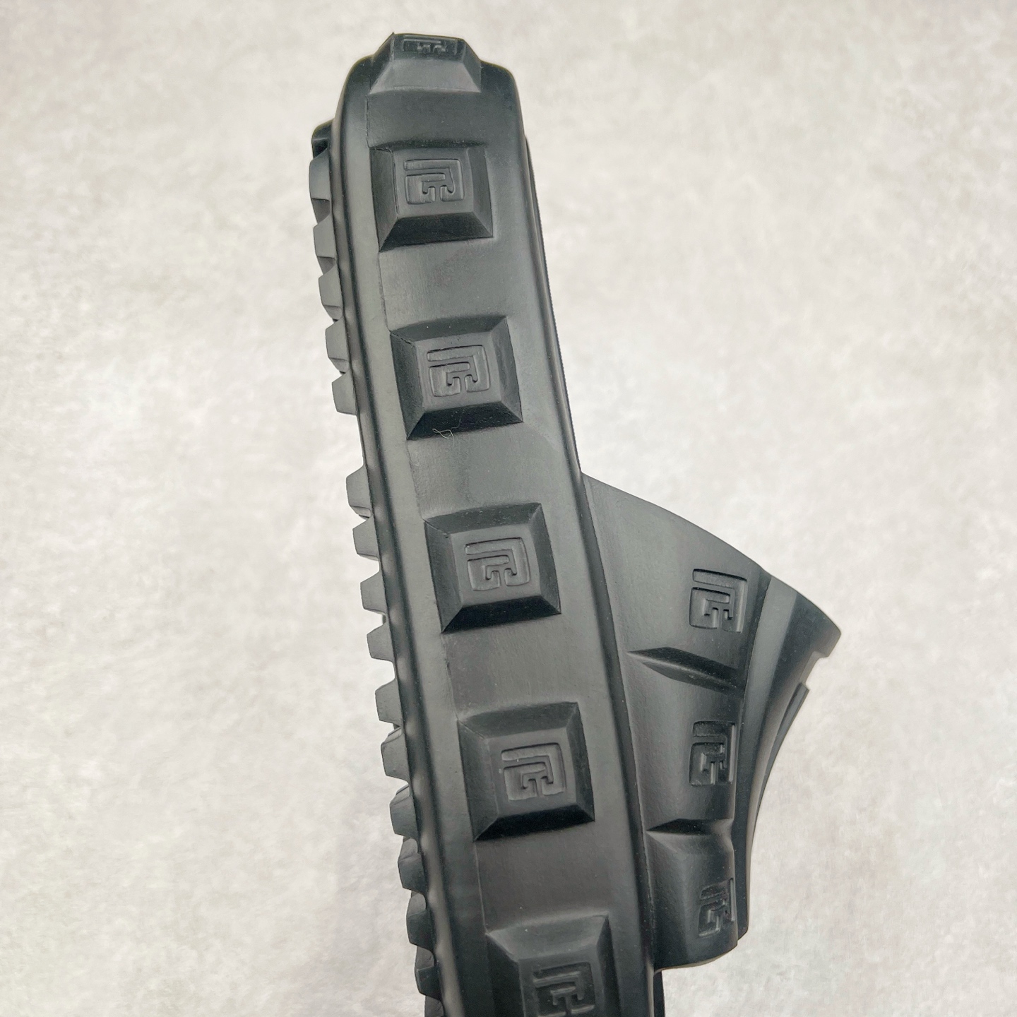 图片[6]-BALMAIN Ari-rubber 巴尔曼徽标露趾橡胶底一字拖鞋 橡胶徽标露趾时尚拖鞋，白色橡胶鞋面，圆形鞋头。套穿式设计，简洁配色休闲时尚。巴尔曼（Balmain）是由法国时装设计师皮埃尔•巴尔曼（PierreBalmain）先生创建的品牌。代表着对典雅独到的理解，意味着皇室和影视明星的委托人，客户包括电影明星和皇室贵族。巴尔曼的设计中以质优见长，糅合了女性的娇柔与高雅。此外，巴尔曼（Balmain）品牌在全世界约有220个许可销售商。已成为举世公认的时尚标志。尺码：36/45-选品中心