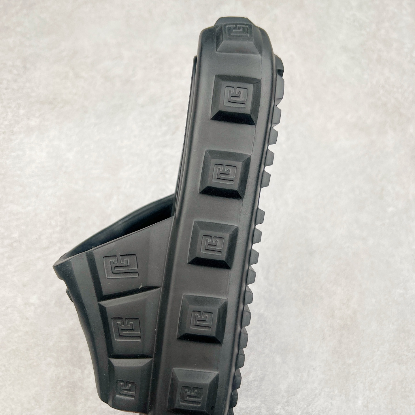 图片[7]-BALMAIN Ari-rubber 巴尔曼徽标露趾橡胶底一字拖鞋 橡胶徽标露趾时尚拖鞋，白色橡胶鞋面，圆形鞋头。套穿式设计，简洁配色休闲时尚。巴尔曼（Balmain）是由法国时装设计师皮埃尔•巴尔曼（PierreBalmain）先生创建的品牌。代表着对典雅独到的理解，意味着皇室和影视明星的委托人，客户包括电影明星和皇室贵族。巴尔曼的设计中以质优见长，糅合了女性的娇柔与高雅。此外，巴尔曼（Balmain）品牌在全世界约有220个许可销售商。已成为举世公认的时尚标志。尺码：36/45-选品中心