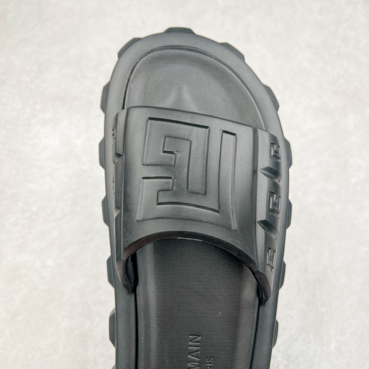 图片[4]-BALMAIN Ari-rubber 巴尔曼徽标露趾橡胶底一字拖鞋 橡胶徽标露趾时尚拖鞋，白色橡胶鞋面，圆形鞋头。套穿式设计，简洁配色休闲时尚。巴尔曼（Balmain）是由法国时装设计师皮埃尔•巴尔曼（PierreBalmain）先生创建的品牌。代表着对典雅独到的理解，意味着皇室和影视明星的委托人，客户包括电影明星和皇室贵族。巴尔曼的设计中以质优见长，糅合了女性的娇柔与高雅。此外，巴尔曼（Balmain）品牌在全世界约有220个许可销售商。已成为举世公认的时尚标志。尺码：36/45-选品中心