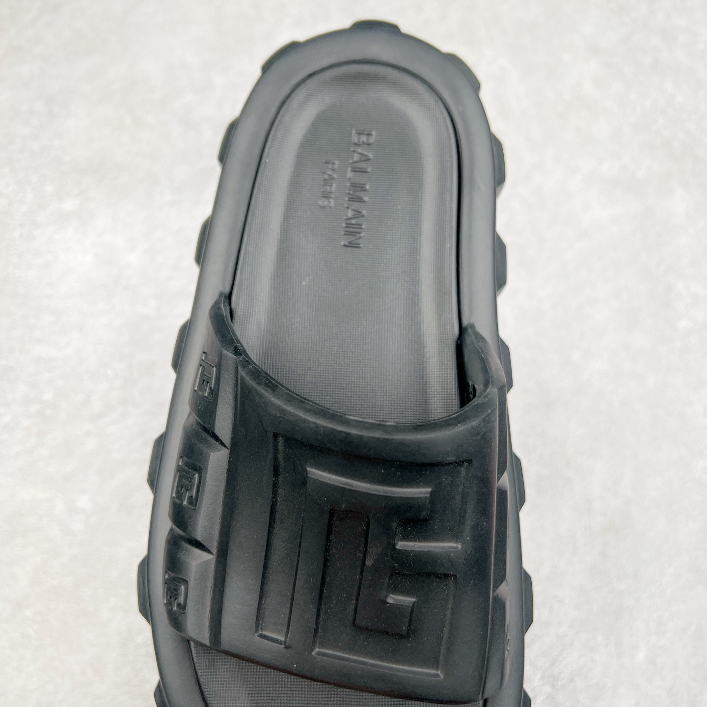 图片[5]-BALMAIN Ari-rubber 巴尔曼徽标露趾橡胶底一字拖鞋 橡胶徽标露趾时尚拖鞋，白色橡胶鞋面，圆形鞋头。套穿式设计，简洁配色休闲时尚。巴尔曼（Balmain）是由法国时装设计师皮埃尔•巴尔曼（PierreBalmain）先生创建的品牌。代表着对典雅独到的理解，意味着皇室和影视明星的委托人，客户包括电影明星和皇室贵族。巴尔曼的设计中以质优见长，糅合了女性的娇柔与高雅。此外，巴尔曼（Balmain）品牌在全世界约有220个许可销售商。已成为举世公认的时尚标志。尺码：36/45-选品中心