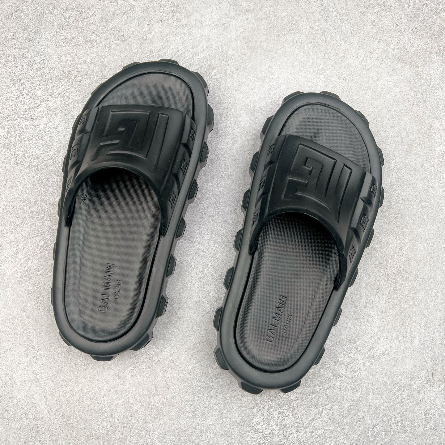图片[3]-BALMAIN Ari-rubber 巴尔曼徽标露趾橡胶底一字拖鞋 橡胶徽标露趾时尚拖鞋，白色橡胶鞋面，圆形鞋头。套穿式设计，简洁配色休闲时尚。巴尔曼（Balmain）是由法国时装设计师皮埃尔•巴尔曼（PierreBalmain）先生创建的品牌。代表着对典雅独到的理解，意味着皇室和影视明星的委托人，客户包括电影明星和皇室贵族。巴尔曼的设计中以质优见长，糅合了女性的娇柔与高雅。此外，巴尔曼（Balmain）品牌在全世界约有220个许可销售商。已成为举世公认的时尚标志。尺码：36/45-选品中心