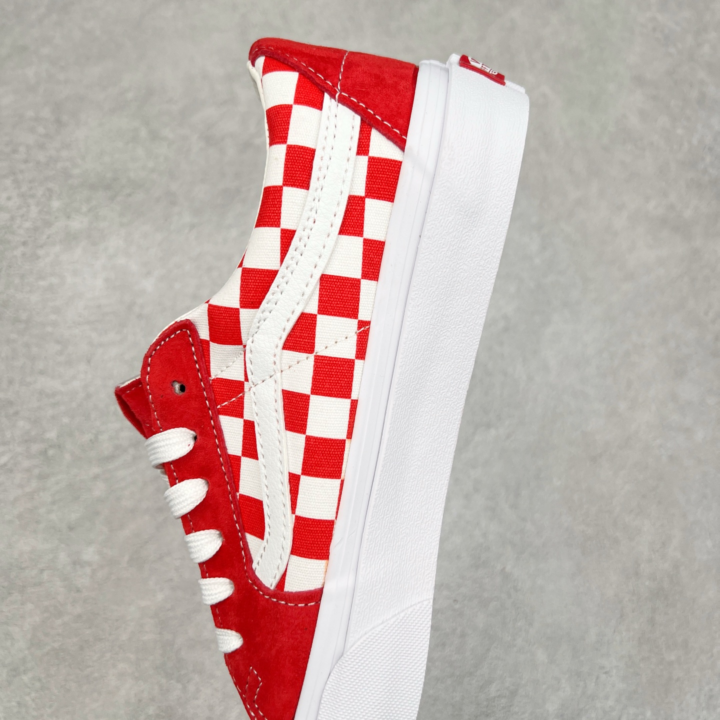 图片[7]-Vans SK8-Low 白红棋盘格 范斯官方 全新一代撞色硫化帆布鞋 该鞋款运用白线勾勒出整体造型效果，以SK8-low鞋身为蓝本，复古撞色风格极具辨识度，上脚更容易凸显自我穿搭风格。 货号：VN0A4UUK4W9 尺码：35 36 36.5 37 38 38.5 39 40 40.5 41 42 42.5 43 44-选品中心