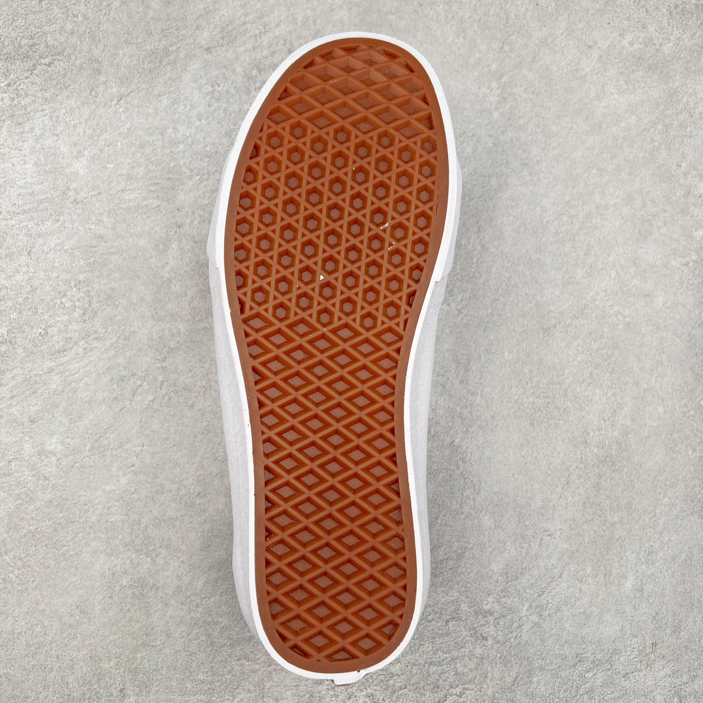 图片[9]-Vans SK8-Low 白红棋盘格 范斯官方 全新一代撞色硫化帆布鞋 该鞋款运用白线勾勒出整体造型效果，以SK8-low鞋身为蓝本，复古撞色风格极具辨识度，上脚更容易凸显自我穿搭风格。 货号：VN0A4UUK4W9 尺码：35 36 36.5 37 38 38.5 39 40 40.5 41 42 42.5 43 44-选品中心