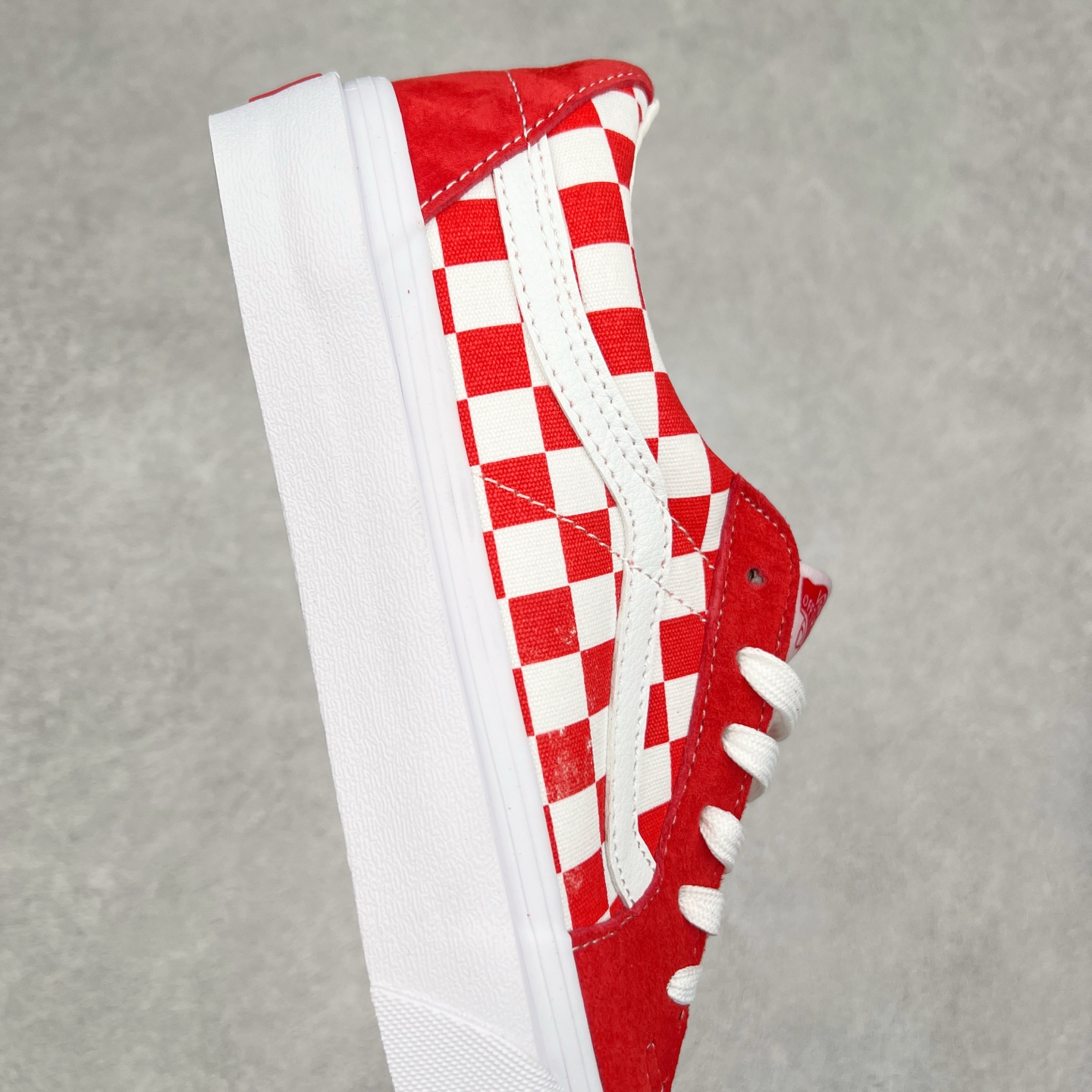 图片[6]-Vans SK8-Low 白红棋盘格 范斯官方 全新一代撞色硫化帆布鞋 该鞋款运用白线勾勒出整体造型效果，以SK8-low鞋身为蓝本，复古撞色风格极具辨识度，上脚更容易凸显自我穿搭风格。 货号：VN0A4UUK4W9 尺码：35 36 36.5 37 38 38.5 39 40 40.5 41 42 42.5 43 44-选品中心