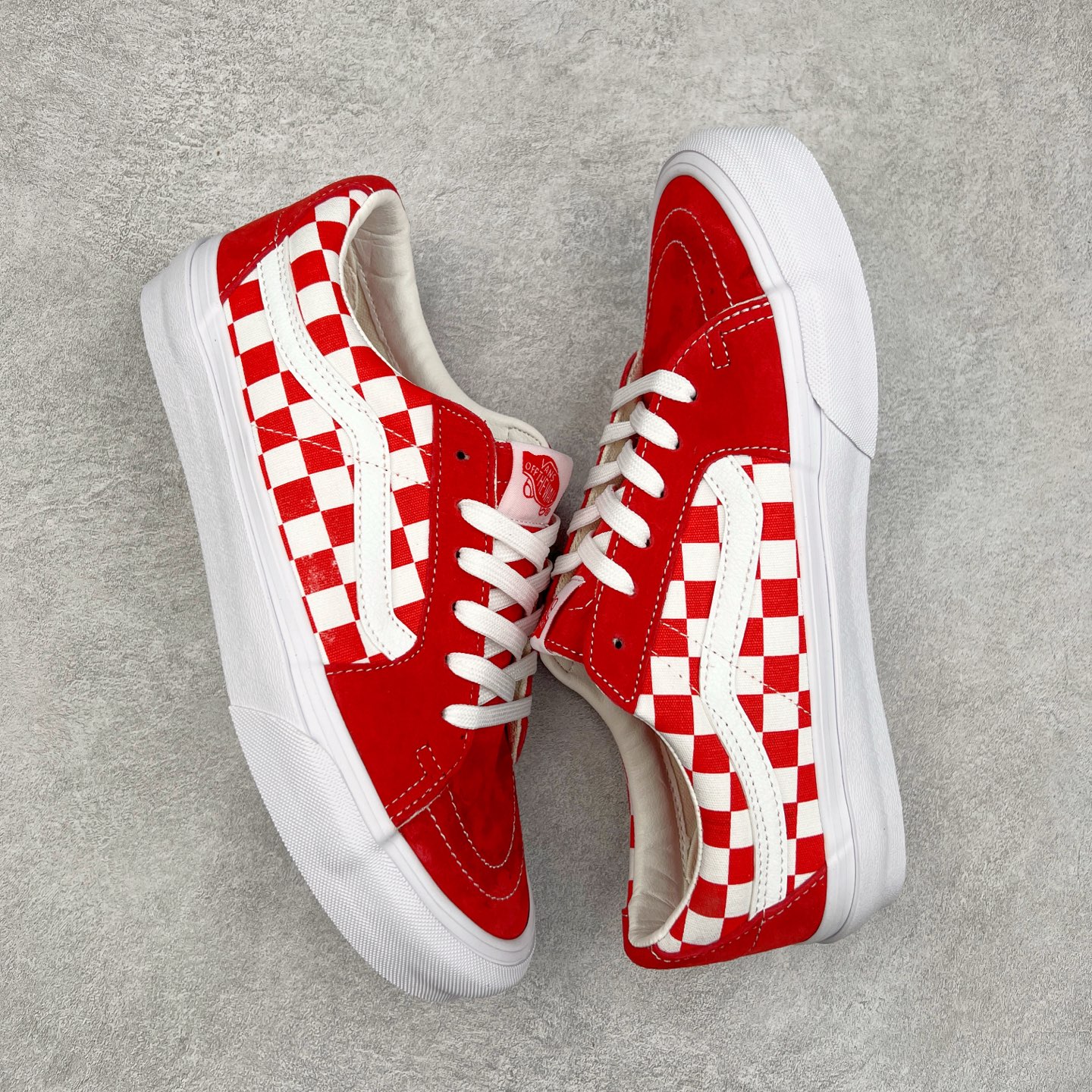 图片[3]-Vans SK8-Low 白红棋盘格 范斯官方 全新一代撞色硫化帆布鞋 该鞋款运用白线勾勒出整体造型效果，以SK8-low鞋身为蓝本，复古撞色风格极具辨识度，上脚更容易凸显自我穿搭风格。 货号：VN0A4UUK4W9 尺码：35 36 36.5 37 38 38.5 39 40 40.5 41 42 42.5 43 44-选品中心