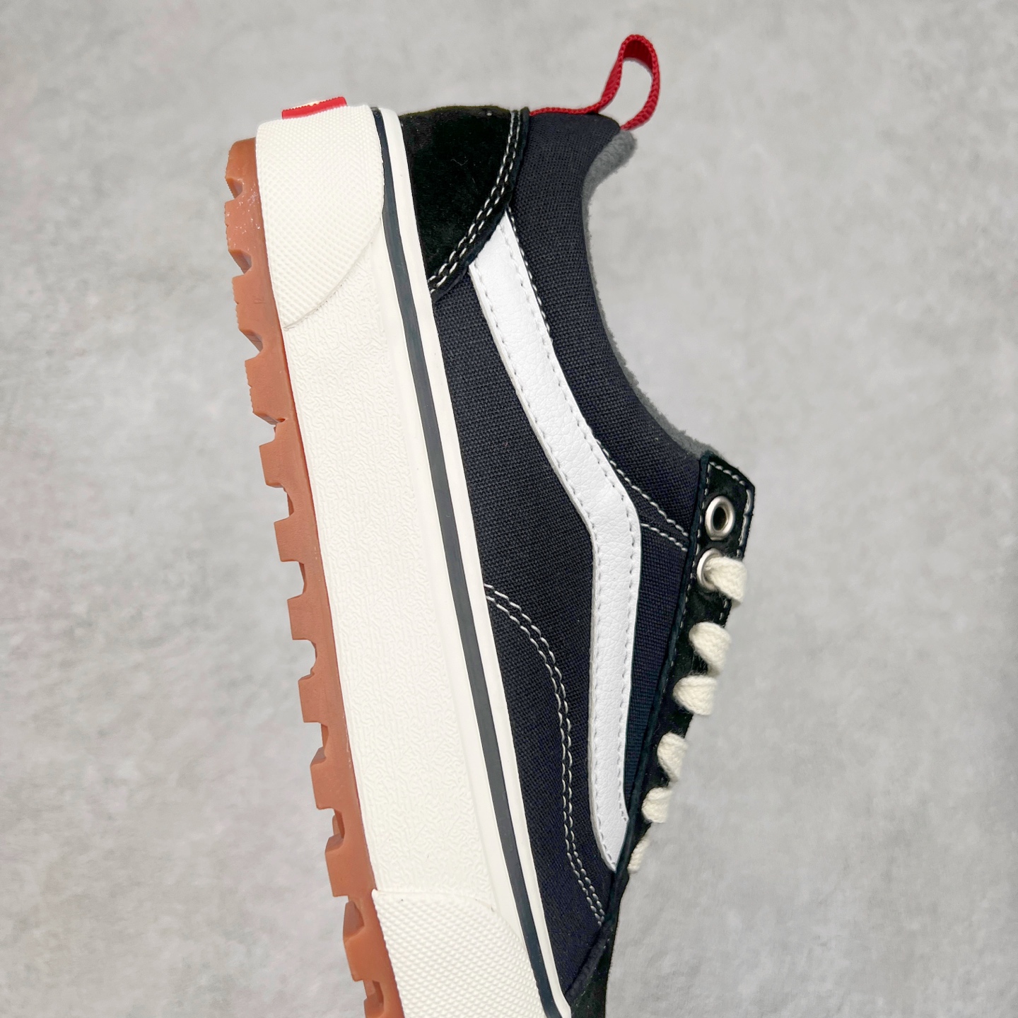 图片[6]-Vans Old Skool Mte-1 黑白 范斯官方 防滑耐磨休闲低帮滑板鞋 经典鞋型搭配经典配色 时尚百搭 后跟红色提拉和鞋带口铁扣点缀 简约不简单 华夫格生胶鞋底 防滑耐磨 抓地力强 货号：VN0A5I12Y28 尺码：35 36 36.5 37 38 38.5 39 40 40.5 41 42 42.5 43 44-选品中心