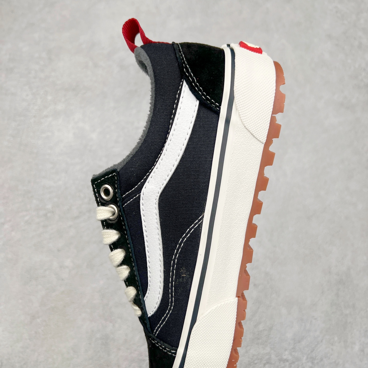 图片[7]-Vans Old Skool Mte-1 黑白 范斯官方 防滑耐磨休闲低帮滑板鞋 经典鞋型搭配经典配色 时尚百搭 后跟红色提拉和鞋带口铁扣点缀 简约不简单 华夫格生胶鞋底 防滑耐磨 抓地力强 货号：VN0A5I12Y28 尺码：35 36 36.5 37 38 38.5 39 40 40.5 41 42 42.5 43 44-选品中心