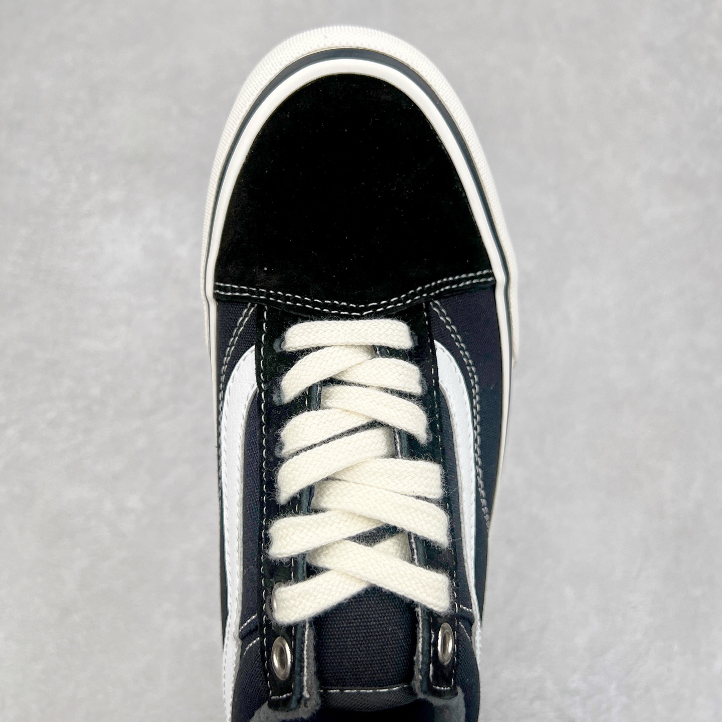 图片[4]-Vans Old Skool Mte-1 黑白 范斯官方 防滑耐磨休闲低帮滑板鞋 经典鞋型搭配经典配色 时尚百搭 后跟红色提拉和鞋带口铁扣点缀 简约不简单 华夫格生胶鞋底 防滑耐磨 抓地力强 货号：VN0A5I12Y28 尺码：35 36 36.5 37 38 38.5 39 40 40.5 41 42 42.5 43 44-选品中心