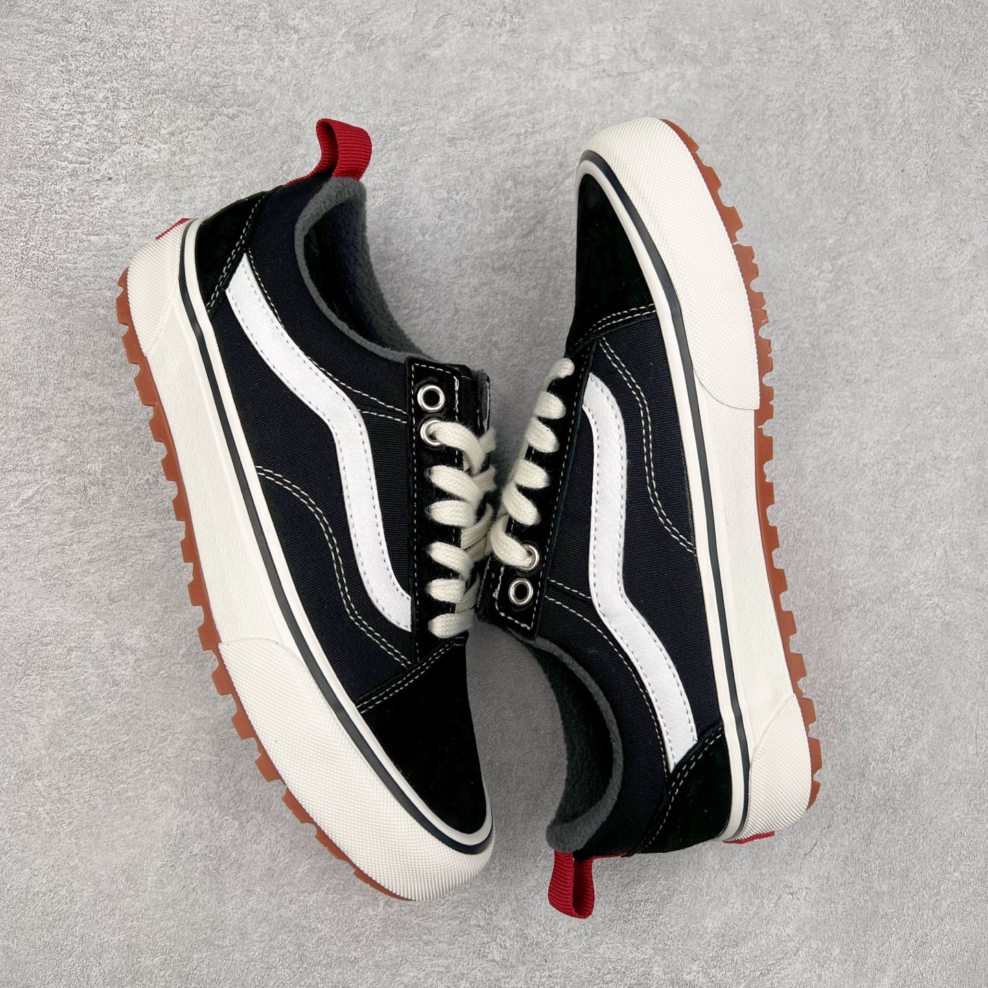 图片[3]-Vans Old Skool Mte-1 黑白 范斯官方 防滑耐磨休闲低帮滑板鞋 经典鞋型搭配经典配色 时尚百搭 后跟红色提拉和鞋带口铁扣点缀 简约不简单 华夫格生胶鞋底 防滑耐磨 抓地力强 货号：VN0A5I12Y28 尺码：35 36 36.5 37 38 38.5 39 40 40.5 41 42 42.5 43 44-选品中心