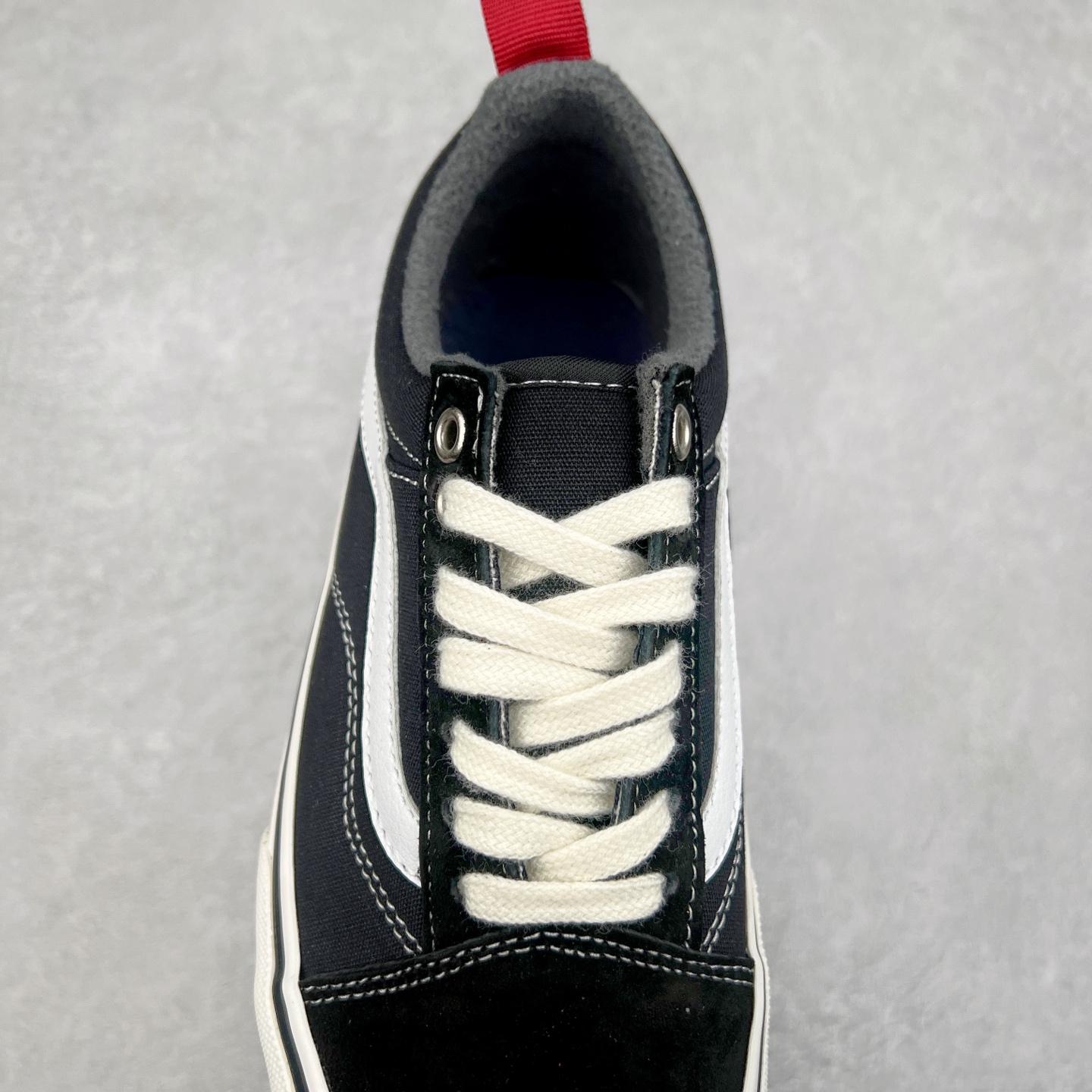 图片[5]-Vans Old Skool Mte-1 黑白 范斯官方 防滑耐磨休闲低帮滑板鞋 经典鞋型搭配经典配色 时尚百搭 后跟红色提拉和鞋带口铁扣点缀 简约不简单 华夫格生胶鞋底 防滑耐磨 抓地力强 货号：VN0A5I12Y28 尺码：35 36 36.5 37 38 38.5 39 40 40.5 41 42 42.5 43 44-选品中心