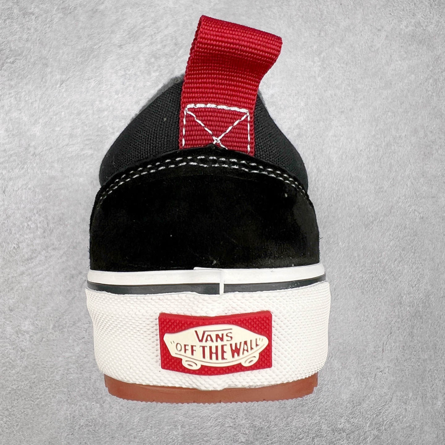 图片[8]-Vans Old Skool Mte-1 黑白 范斯官方 防滑耐磨休闲低帮滑板鞋 经典鞋型搭配经典配色 时尚百搭 后跟红色提拉和鞋带口铁扣点缀 简约不简单 华夫格生胶鞋底 防滑耐磨 抓地力强 货号：VN0A5I12Y28 尺码：35 36 36.5 37 38 38.5 39 40 40.5 41 42 42.5 43 44-选品中心