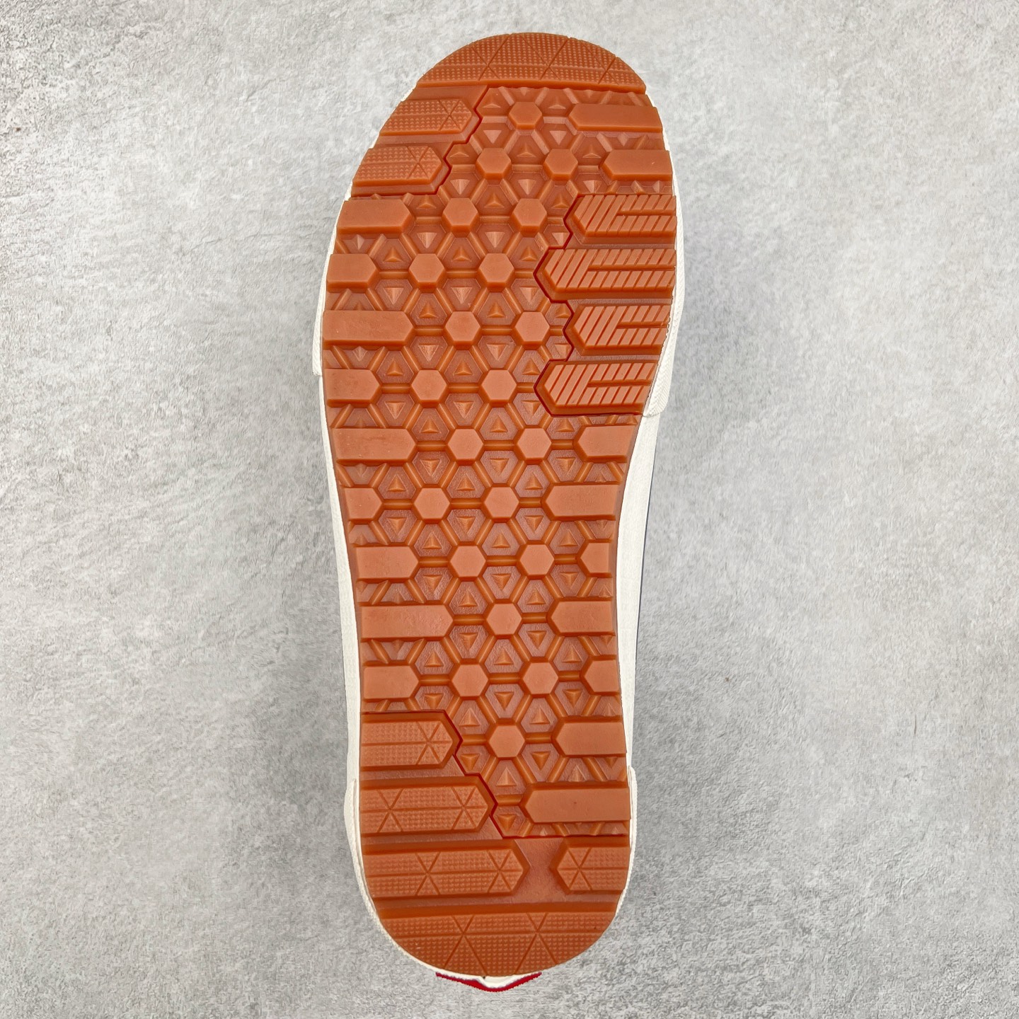 图片[9]-Vans Old Skool Mte-1 黑白 范斯官方 防滑耐磨休闲低帮滑板鞋 经典鞋型搭配经典配色 时尚百搭 后跟红色提拉和鞋带口铁扣点缀 简约不简单 华夫格生胶鞋底 防滑耐磨 抓地力强 货号：VN0A5I12Y28 尺码：35 36 36.5 37 38 38.5 39 40 40.5 41 42 42.5 43 44-选品中心