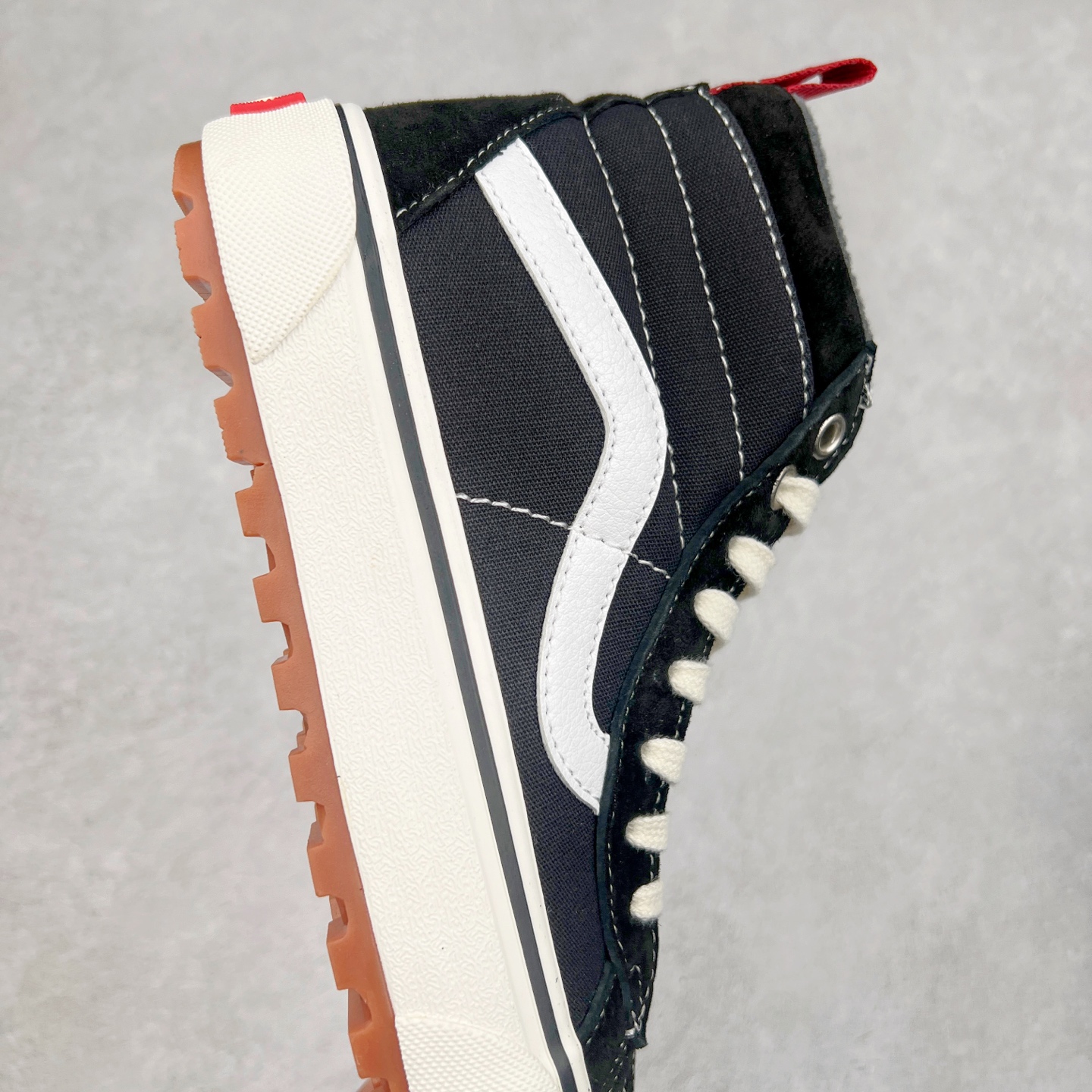 图片[6]-Vans SK8 Mte-1 黑白高帮 范斯官方 防滑耐磨休闲高帮滑板鞋 经典SK8鞋型搭配经典黑白配色 时尚百搭 后跟红色提拉和鞋带口铁扣点缀 简约不简单 华夫格生胶鞋底 防滑耐磨 抓地力强 货号：VN0A5HZY6BT 尺码：35 36 36.5 37 38 38.5 39 40 40.5 41 42 42.5 43 44-选品中心