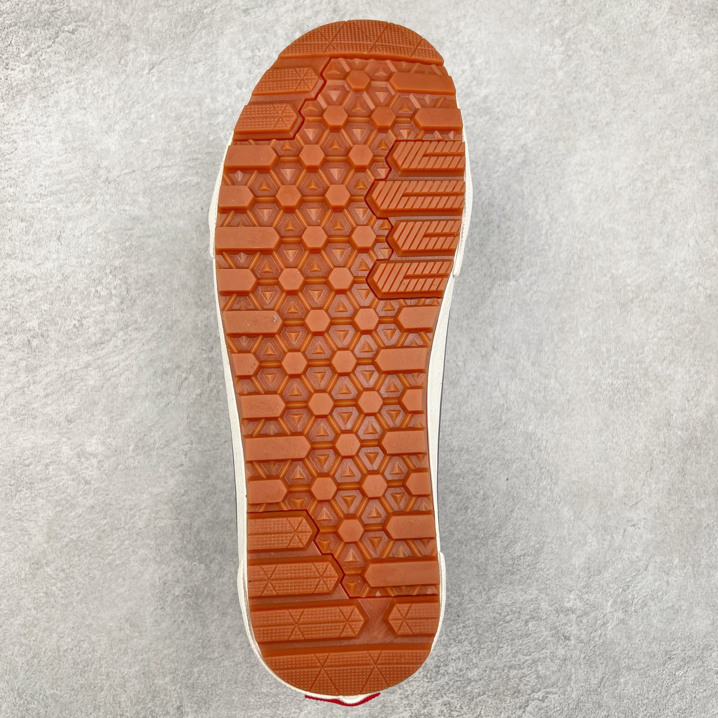 图片[9]-Vans SK8 Mte-1 黑白高帮 范斯官方 防滑耐磨休闲高帮滑板鞋 经典SK8鞋型搭配经典黑白配色 时尚百搭 后跟红色提拉和鞋带口铁扣点缀 简约不简单 华夫格生胶鞋底 防滑耐磨 抓地力强 货号：VN0A5HZY6BT 尺码：35 36 36.5 37 38 38.5 39 40 40.5 41 42 42.5 43 44-选品中心