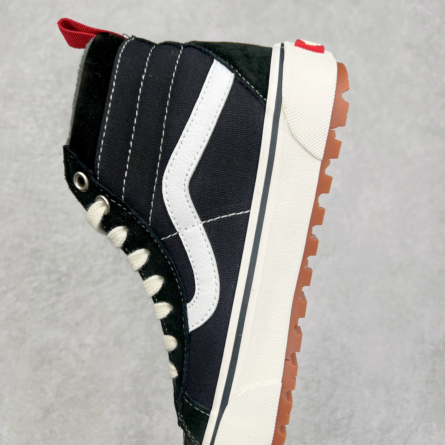 图片[7]-Vans SK8 Mte-1 黑白高帮 范斯官方 防滑耐磨休闲高帮滑板鞋 经典SK8鞋型搭配经典黑白配色 时尚百搭 后跟红色提拉和鞋带口铁扣点缀 简约不简单 华夫格生胶鞋底 防滑耐磨 抓地力强 货号：VN0A5HZY6BT 尺码：35 36 36.5 37 38 38.5 39 40 40.5 41 42 42.5 43 44-选品中心