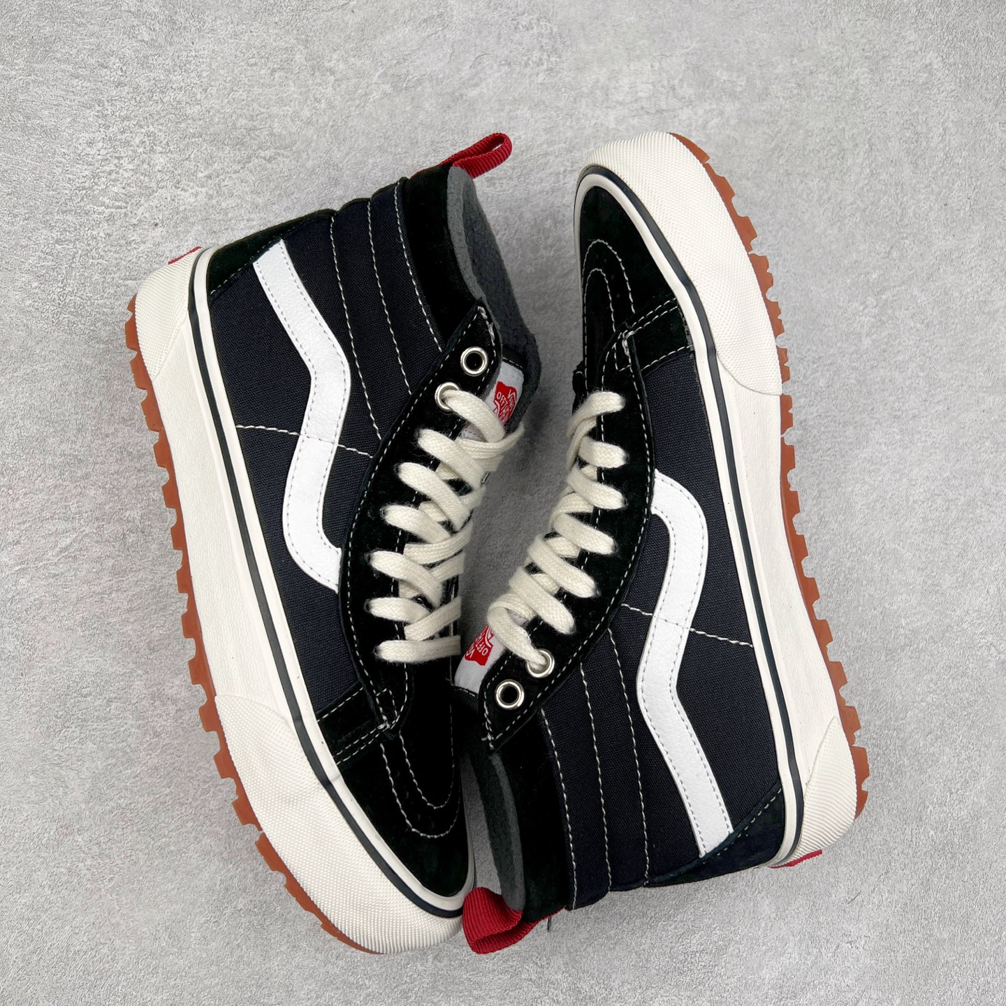 图片[3]-Vans SK8 Mte-1 黑白高帮 范斯官方 防滑耐磨休闲高帮滑板鞋 经典SK8鞋型搭配经典黑白配色 时尚百搭 后跟红色提拉和鞋带口铁扣点缀 简约不简单 华夫格生胶鞋底 防滑耐磨 抓地力强 货号：VN0A5HZY6BT 尺码：35 36 36.5 37 38 38.5 39 40 40.5 41 42 42.5 43 44-选品中心