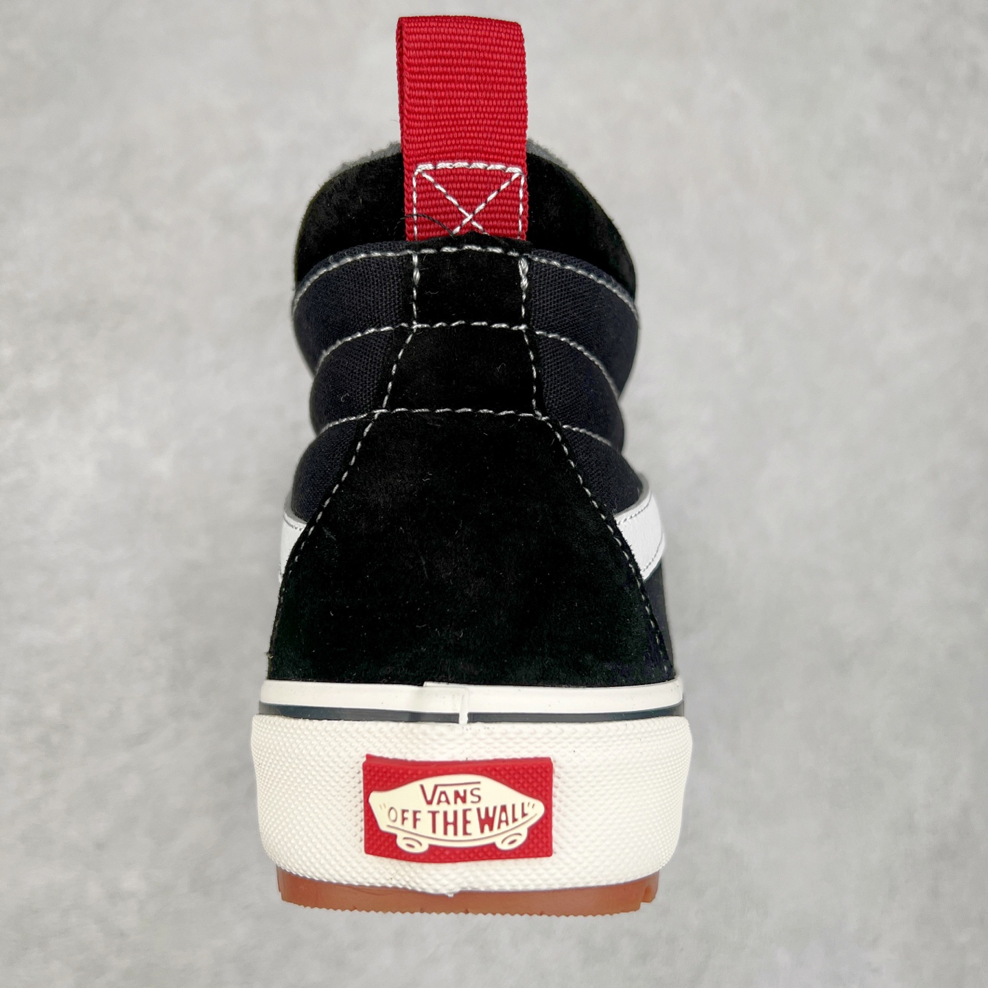 图片[8]-Vans SK8 Mte-1 黑白高帮 范斯官方 防滑耐磨休闲高帮滑板鞋 经典SK8鞋型搭配经典黑白配色 时尚百搭 后跟红色提拉和鞋带口铁扣点缀 简约不简单 华夫格生胶鞋底 防滑耐磨 抓地力强 货号：VN0A5HZY6BT 尺码：35 36 36.5 37 38 38.5 39 40 40.5 41 42 42.5 43 44-选品中心