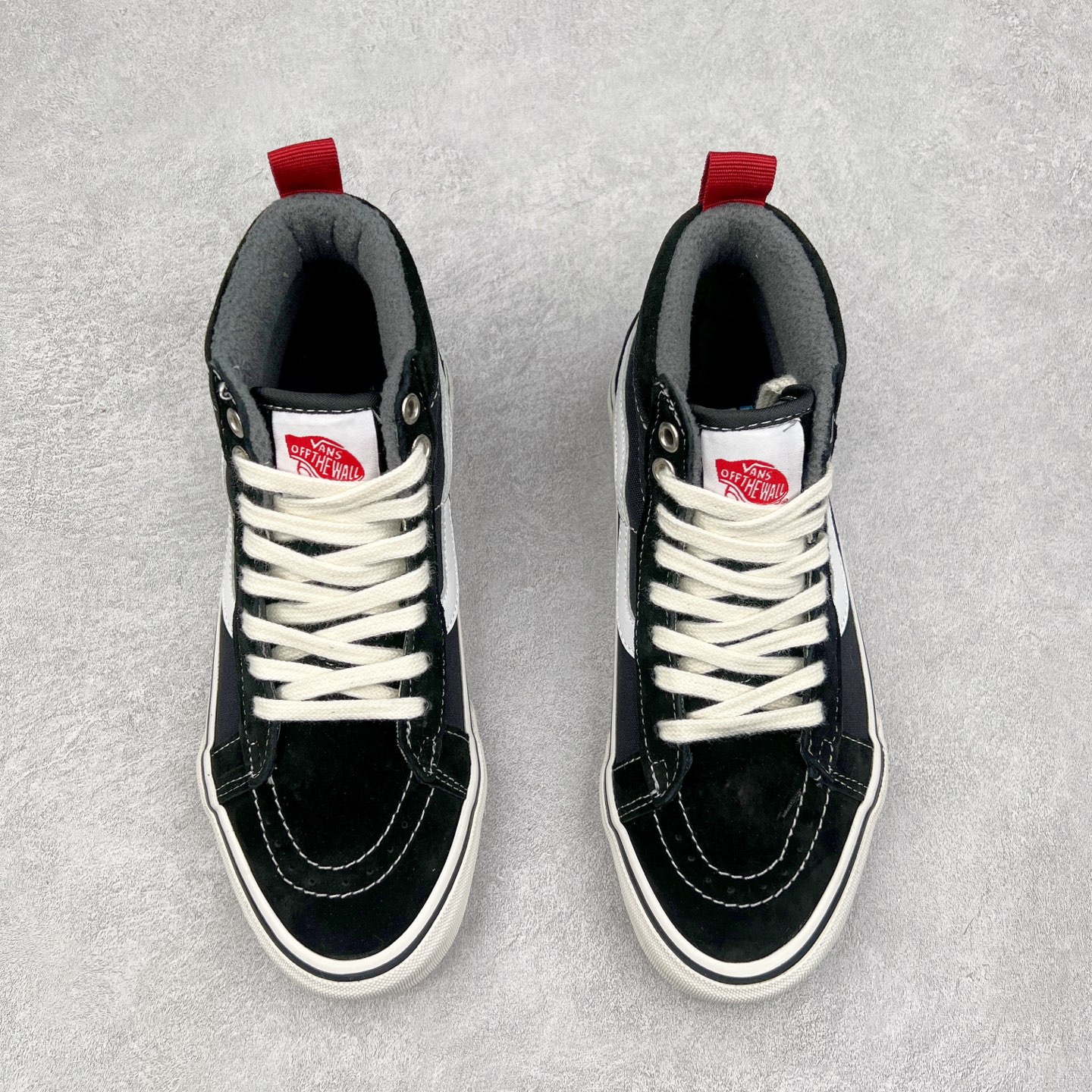 图片[2]-Vans SK8 Mte-1 黑白高帮 范斯官方 防滑耐磨休闲高帮滑板鞋 经典SK8鞋型搭配经典黑白配色 时尚百搭 后跟红色提拉和鞋带口铁扣点缀 简约不简单 华夫格生胶鞋底 防滑耐磨 抓地力强 货号：VN0A5HZY6BT 尺码：35 36 36.5 37 38 38.5 39 40 40.5 41 42 42.5 43 44-选品中心