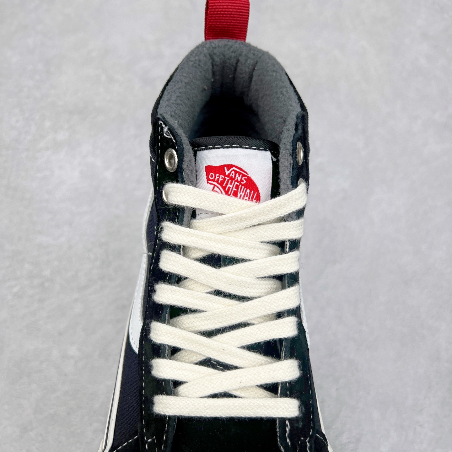 图片[5]-Vans SK8 Mte-1 黑白高帮 范斯官方 防滑耐磨休闲高帮滑板鞋 经典SK8鞋型搭配经典黑白配色 时尚百搭 后跟红色提拉和鞋带口铁扣点缀 简约不简单 华夫格生胶鞋底 防滑耐磨 抓地力强 货号：VN0A5HZY6BT 尺码：35 36 36.5 37 38 38.5 39 40 40.5 41 42 42.5 43 44-选品中心