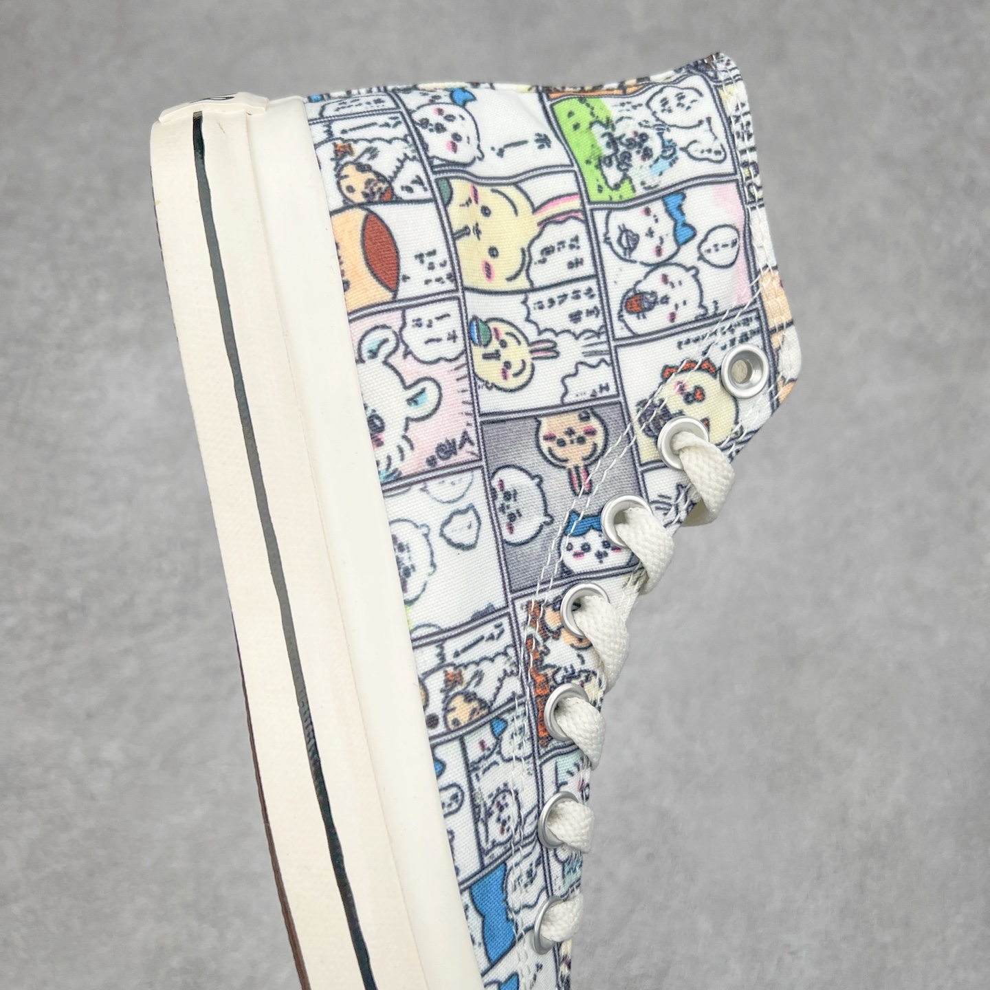 图片[6]-Chiikawa x Converse All Star CM 新款日系漫画联名 休闲时尚帆布鞋 整体鞋身以匡威经典All Star 鞋型为蓝本 米白鞋身融入Chiikawa的元素漫画 手绘各种角色图案 内侧隐藏三小只吃蛋糕的图案 细节满满 货号：31314150 尺码：35 36 36.5 37 37.5 38 39 39.5 40 41 41.5 42 42.5 43 44-选品中心