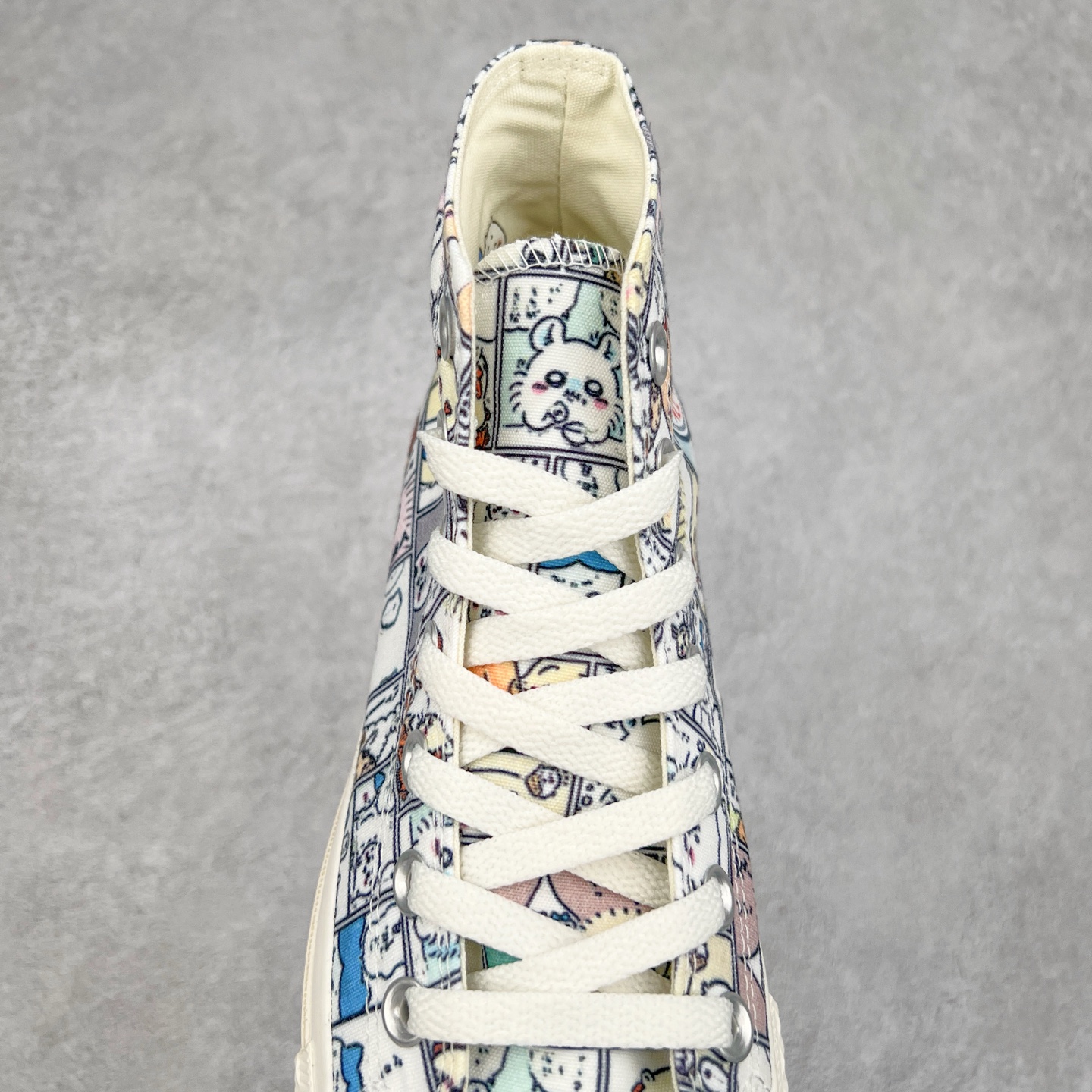 图片[5]-Chiikawa x Converse All Star CM 新款日系漫画联名 休闲时尚帆布鞋 整体鞋身以匡威经典All Star 鞋型为蓝本 米白鞋身融入Chiikawa的元素漫画 手绘各种角色图案 内侧隐藏三小只吃蛋糕的图案 细节满满 货号：31314150 尺码：35 36 36.5 37 37.5 38 39 39.5 40 41 41.5 42 42.5 43 44-选品中心