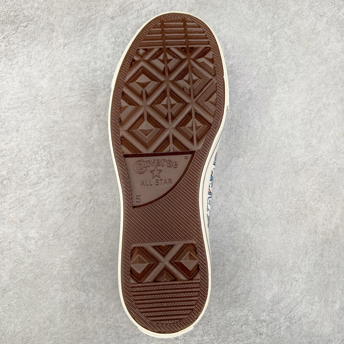 图片[9]-Chiikawa x Converse All Star CM 新款日系漫画联名 休闲时尚帆布鞋 整体鞋身以匡威经典All Star 鞋型为蓝本 米白鞋身融入Chiikawa的元素漫画 手绘各种角色图案 内侧隐藏三小只吃蛋糕的图案 细节满满 货号：31314150 尺码：35 36 36.5 37 37.5 38 39 39.5 40 41 41.5 42 42.5 43 44-选品中心