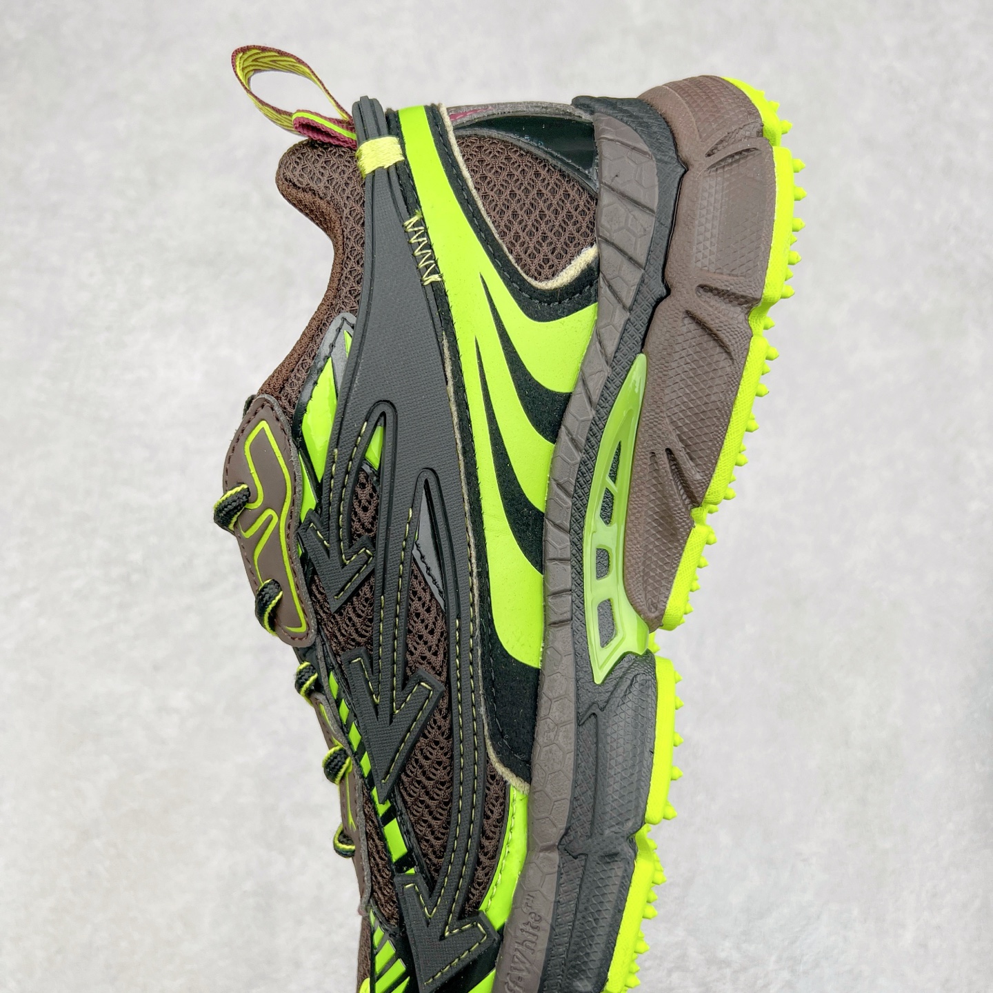 图片[7]-＃KX Off-White 2024年OW最新款跑鞋 #百分百原盒正确版 原楦原纸板数据开发 4层分离大底#鞋面采用3d立体打印和多种材料拼接而成#防滑耐磨透气性轻便跑鞋 作为曾经爆火 并且定位奢潮领域的标志性品牌 Off-White 仍需要不断更新符合当下潮流时尚的复古运动鞋款，以期收获基本盘消费者的关注 此次更新的 Off-White 新款运动鞋将经典复古老爹鞋细节设计更加夸张化 并将标志性箭头设计置于显著位置 除此之外 整个系列的色彩搭配也可谓纷繁多样 总有一款适合你 Off-White最新运动鞋款估计将在未来几个月登陆品牌专柜 喜欢的朋友切莫错过 尺码：36 37 38 39 40 41 42 43 44 45 46 47-选品中心