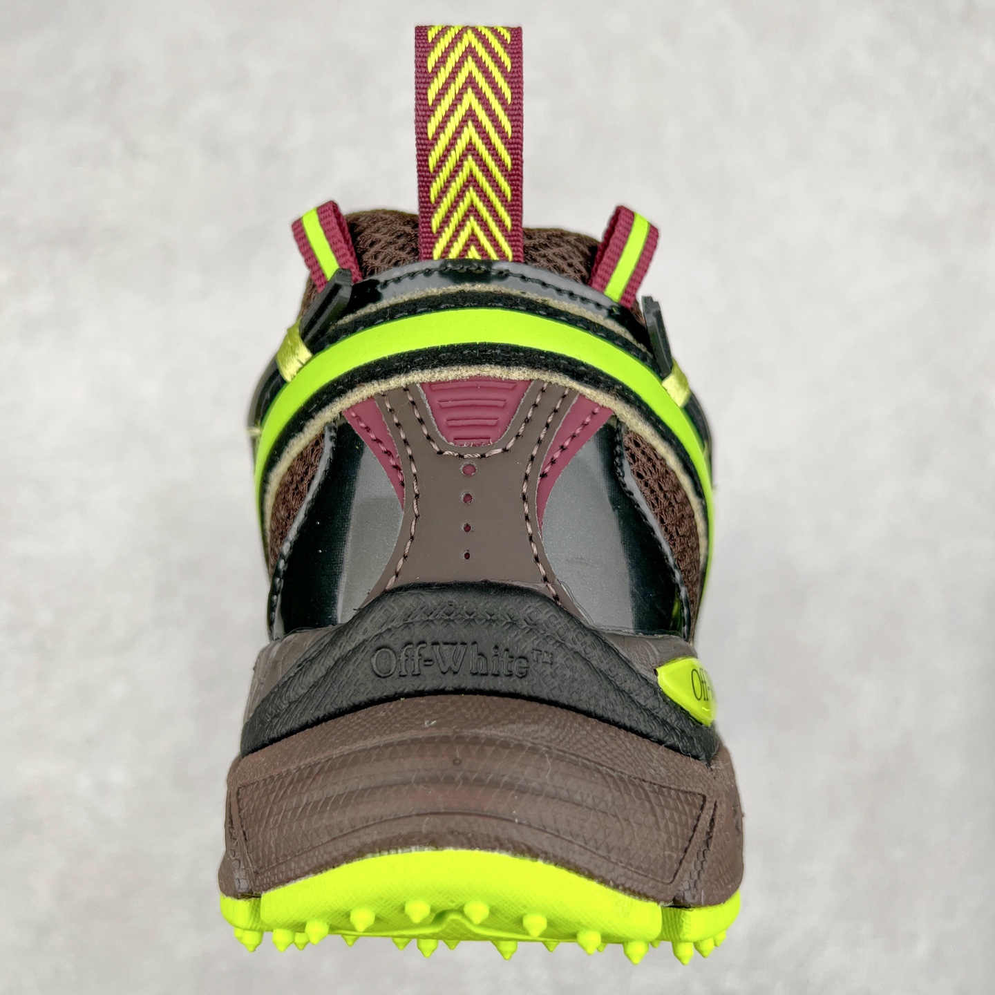 图片[8]-＃KX Off-White 2024年OW最新款跑鞋 #百分百原盒正确版 原楦原纸板数据开发 4层分离大底#鞋面采用3d立体打印和多种材料拼接而成#防滑耐磨透气性轻便跑鞋 作为曾经爆火 并且定位奢潮领域的标志性品牌 Off-White 仍需要不断更新符合当下潮流时尚的复古运动鞋款，以期收获基本盘消费者的关注 此次更新的 Off-White 新款运动鞋将经典复古老爹鞋细节设计更加夸张化 并将标志性箭头设计置于显著位置 除此之外 整个系列的色彩搭配也可谓纷繁多样 总有一款适合你 Off-White最新运动鞋款估计将在未来几个月登陆品牌专柜 喜欢的朋友切莫错过 尺码：36 37 38 39 40 41 42 43 44 45 46 47-选品中心