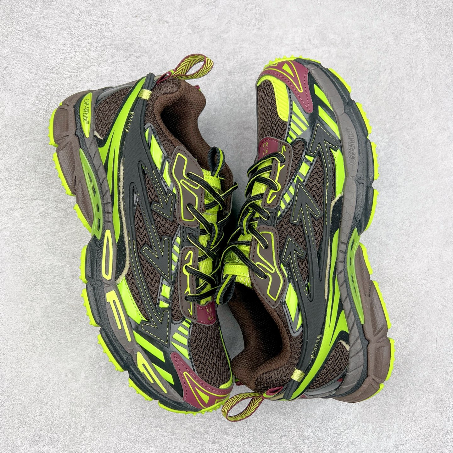 图片[3]-＃KX Off-White 2024年OW最新款跑鞋 #百分百原盒正确版 原楦原纸板数据开发 4层分离大底#鞋面采用3d立体打印和多种材料拼接而成#防滑耐磨透气性轻便跑鞋 作为曾经爆火 并且定位奢潮领域的标志性品牌 Off-White 仍需要不断更新符合当下潮流时尚的复古运动鞋款，以期收获基本盘消费者的关注 此次更新的 Off-White 新款运动鞋将经典复古老爹鞋细节设计更加夸张化 并将标志性箭头设计置于显著位置 除此之外 整个系列的色彩搭配也可谓纷繁多样 总有一款适合你 Off-White最新运动鞋款估计将在未来几个月登陆品牌专柜 喜欢的朋友切莫错过 尺码：36 37 38 39 40 41 42 43 44 45 46 47-选品中心