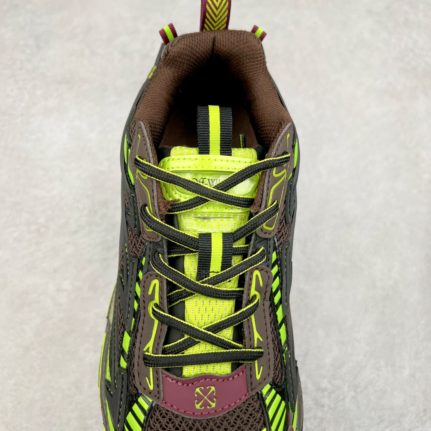 图片[5]-＃KX Off-White 2024年OW最新款跑鞋 #百分百原盒正确版 原楦原纸板数据开发 4层分离大底#鞋面采用3d立体打印和多种材料拼接而成#防滑耐磨透气性轻便跑鞋 作为曾经爆火 并且定位奢潮领域的标志性品牌 Off-White 仍需要不断更新符合当下潮流时尚的复古运动鞋款，以期收获基本盘消费者的关注 此次更新的 Off-White 新款运动鞋将经典复古老爹鞋细节设计更加夸张化 并将标志性箭头设计置于显著位置 除此之外 整个系列的色彩搭配也可谓纷繁多样 总有一款适合你 Off-White最新运动鞋款估计将在未来几个月登陆品牌专柜 喜欢的朋友切莫错过 尺码：36 37 38 39 40 41 42 43 44 45 46 47-选品中心