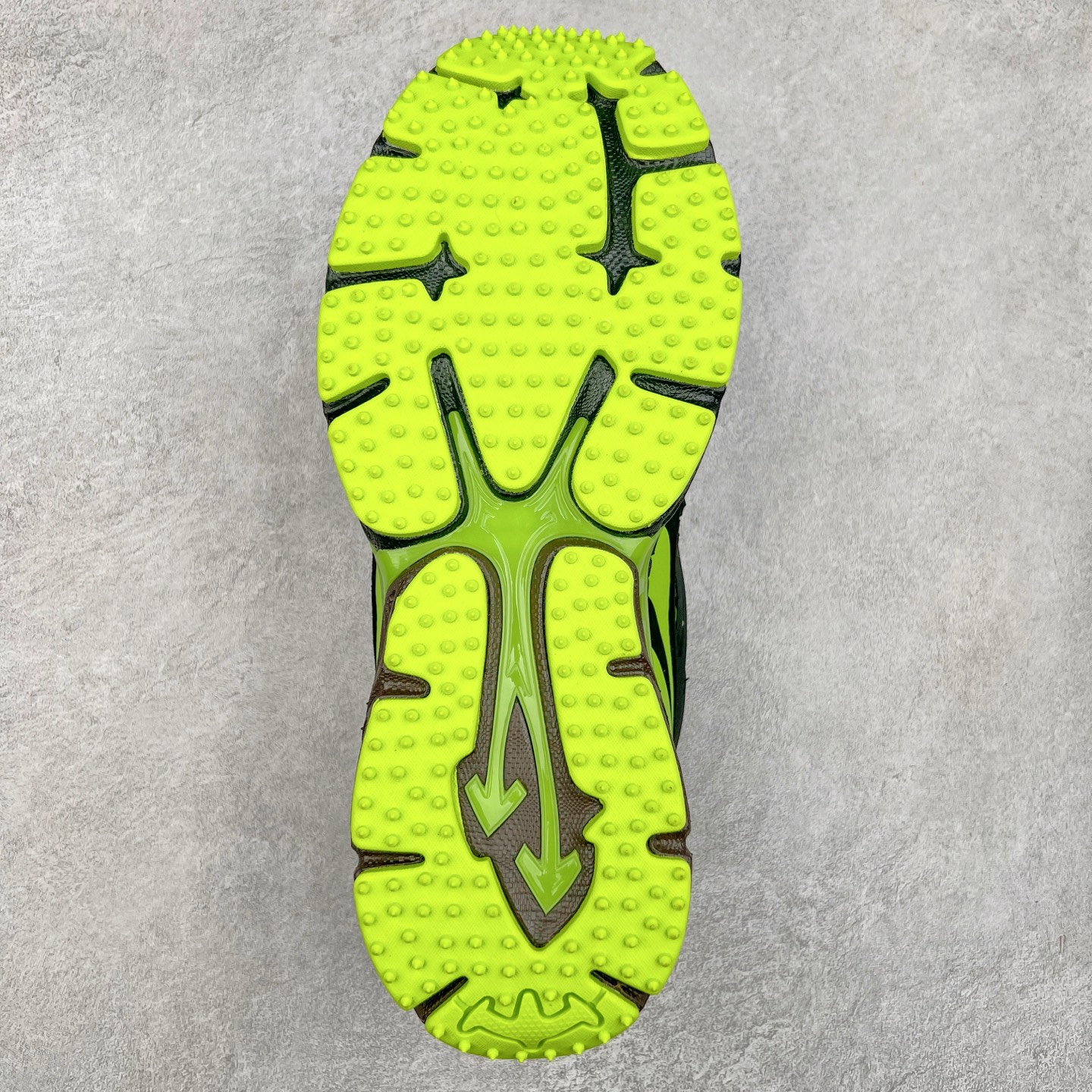 图片[9]-＃KX Off-White 2024年OW最新款跑鞋 #百分百原盒正确版 原楦原纸板数据开发 4层分离大底#鞋面采用3d立体打印和多种材料拼接而成#防滑耐磨透气性轻便跑鞋 作为曾经爆火 并且定位奢潮领域的标志性品牌 Off-White 仍需要不断更新符合当下潮流时尚的复古运动鞋款，以期收获基本盘消费者的关注 此次更新的 Off-White 新款运动鞋将经典复古老爹鞋细节设计更加夸张化 并将标志性箭头设计置于显著位置 除此之外 整个系列的色彩搭配也可谓纷繁多样 总有一款适合你 Off-White最新运动鞋款估计将在未来几个月登陆品牌专柜 喜欢的朋友切莫错过 尺码：36 37 38 39 40 41 42 43 44 45 46 47-选品中心