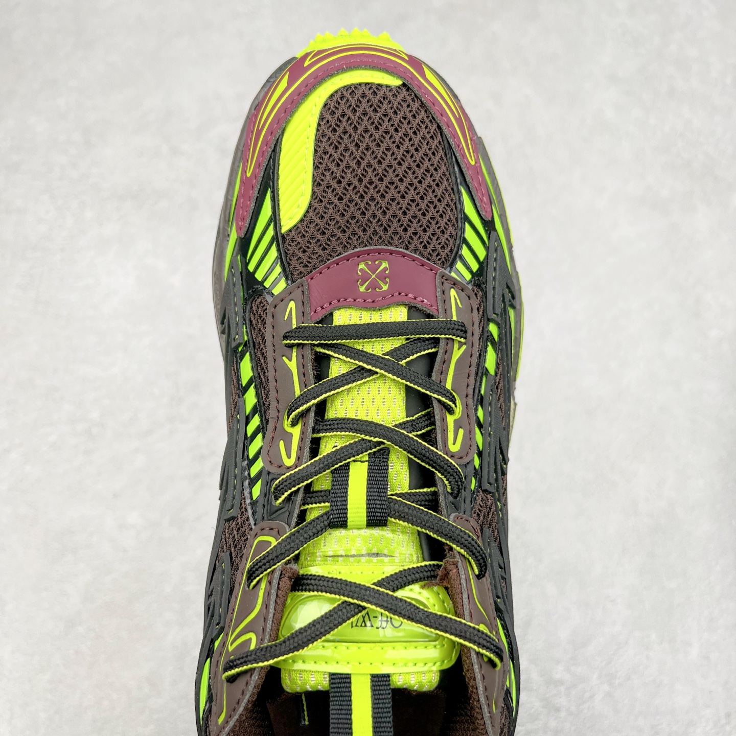 图片[4]-＃KX Off-White 2024年OW最新款跑鞋 #百分百原盒正确版 原楦原纸板数据开发 4层分离大底#鞋面采用3d立体打印和多种材料拼接而成#防滑耐磨透气性轻便跑鞋 作为曾经爆火 并且定位奢潮领域的标志性品牌 Off-White 仍需要不断更新符合当下潮流时尚的复古运动鞋款，以期收获基本盘消费者的关注 此次更新的 Off-White 新款运动鞋将经典复古老爹鞋细节设计更加夸张化 并将标志性箭头设计置于显著位置 除此之外 整个系列的色彩搭配也可谓纷繁多样 总有一款适合你 Off-White最新运动鞋款估计将在未来几个月登陆品牌专柜 喜欢的朋友切莫错过 尺码：36 37 38 39 40 41 42 43 44 45 46 47-选品中心