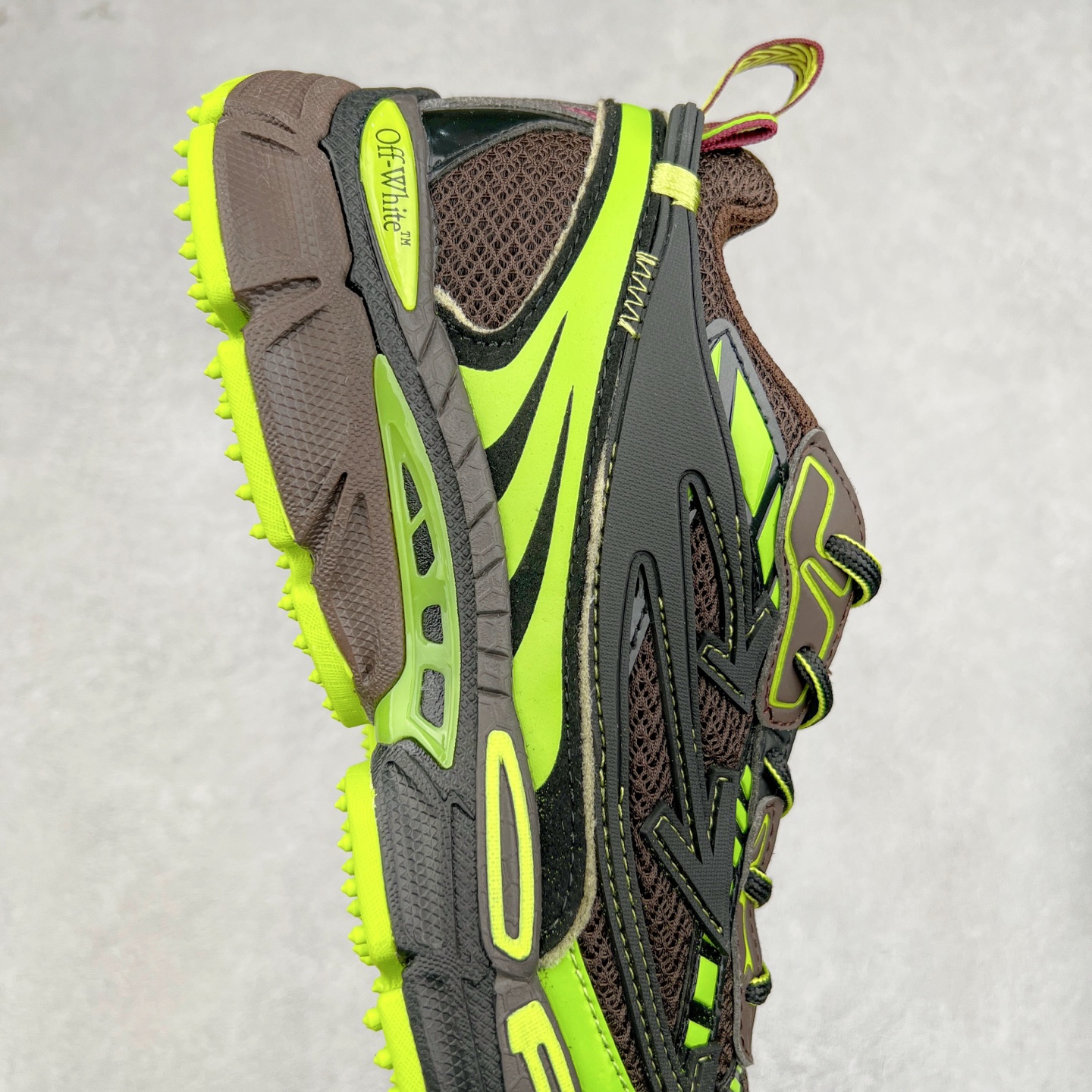 图片[6]-＃KX Off-White 2024年OW最新款跑鞋 #百分百原盒正确版 原楦原纸板数据开发 4层分离大底#鞋面采用3d立体打印和多种材料拼接而成#防滑耐磨透气性轻便跑鞋 作为曾经爆火 并且定位奢潮领域的标志性品牌 Off-White 仍需要不断更新符合当下潮流时尚的复古运动鞋款，以期收获基本盘消费者的关注 此次更新的 Off-White 新款运动鞋将经典复古老爹鞋细节设计更加夸张化 并将标志性箭头设计置于显著位置 除此之外 整个系列的色彩搭配也可谓纷繁多样 总有一款适合你 Off-White最新运动鞋款估计将在未来几个月登陆品牌专柜 喜欢的朋友切莫错过 尺码：36 37 38 39 40 41 42 43 44 45 46 47-选品中心