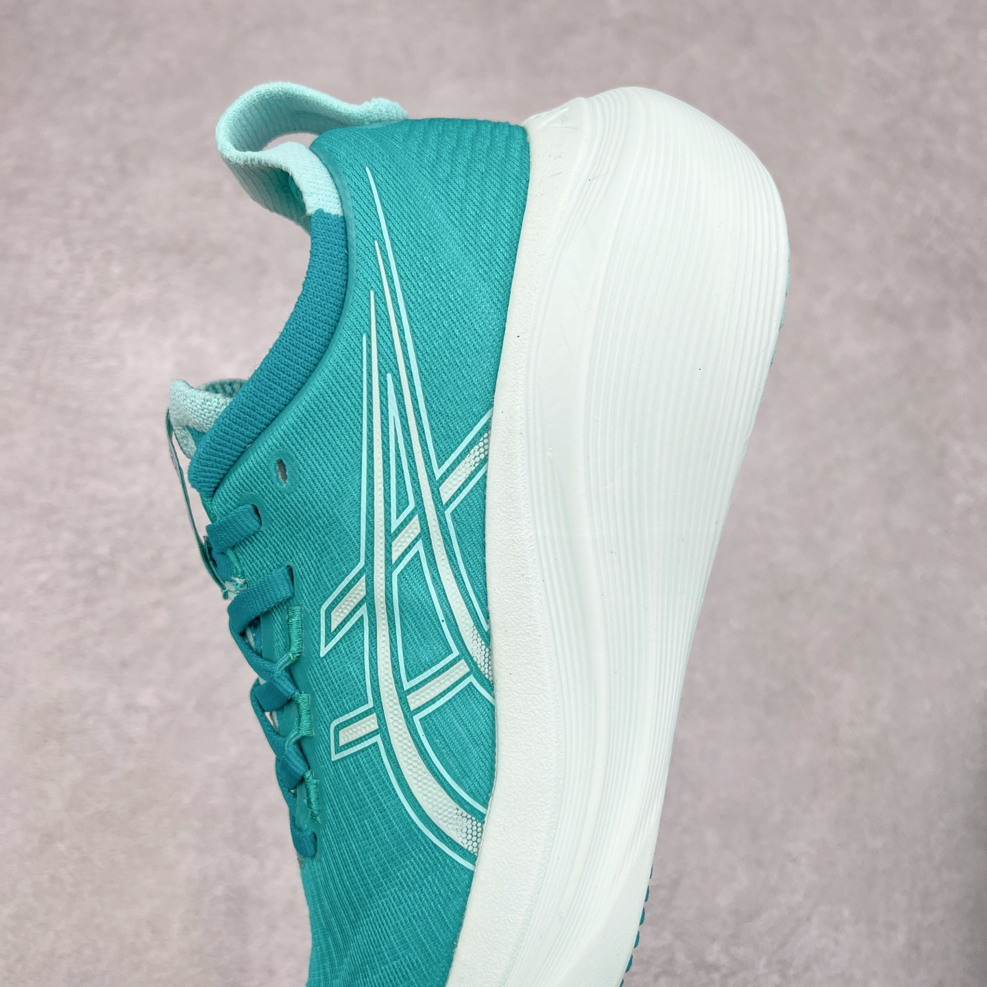 图片[7]-Asics GEL-Nimbus 27 亚瑟士缓震跑鞋 近年复古风潮的势头很旺 ASICS一直坚信保持身体的健康与活力是打造健康快乐的生活方式的最佳途径 ASICS为复古鞋型注入新设计 为玩家的街头穿搭提供了更多可能 GEL-NIMBUSTM9运动鞋最初是为中立和仰卧跑步者设计的长距离训练器 采用原始材料和关键细节重新设计 其Y2K时代的工业外观也被大胆的对比和色块所抵消 尺码：36 36.5 37.5 38 38.5 39 40 40.5 41.5 42 42.5 43.5 44 44.5 45-选品中心